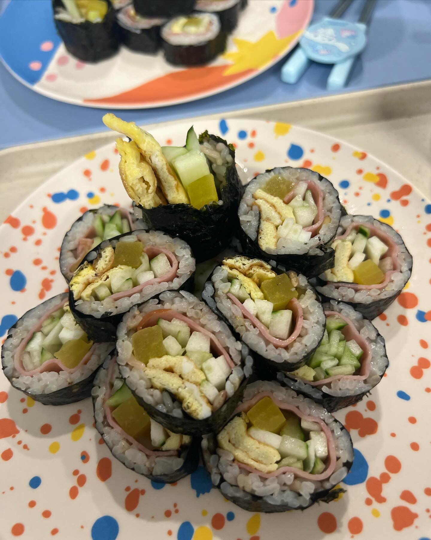 방학에 김밥 한번은 말아야겠죠😂😂
사실은 오이가 쫌 오래되서… 다 먹을겸 오이듬뿍넣고 말았오요🥒🥒 언제나 맛있는 김밥 😋

#큰아들#방학중 #둘째는 #개학#김밥 #밥스타그램 #오이듬뿍
#오늘 #일상#10살 #6살 #아들#아들둘맘 #형제맘#아들맘 #둥이맘#맘스타그램 #엄마일상#딸맘 #초등맘#육아맘#육아#육아소통#엄마 #아내 #주부 #아이일상#기록#소소한일상