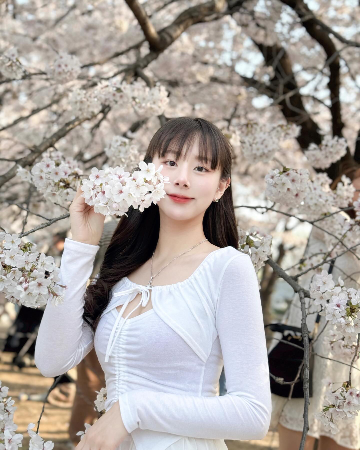 다들 벚꽃 구경 하셨나요~?🌸
저는 지난 주말에 여의도로 다녀왔어요! 사람 반, 벚꽃 반인 광경을 구경하고 왔답니다☺️
곧 여름이 다가오니, 다들 운동 화이팅💪🏻❤️‍🔥

#벚꽃🌸 #벚꽃축제 #벚꽃구경 #벚꽃스냅 #벚꽃놀이
