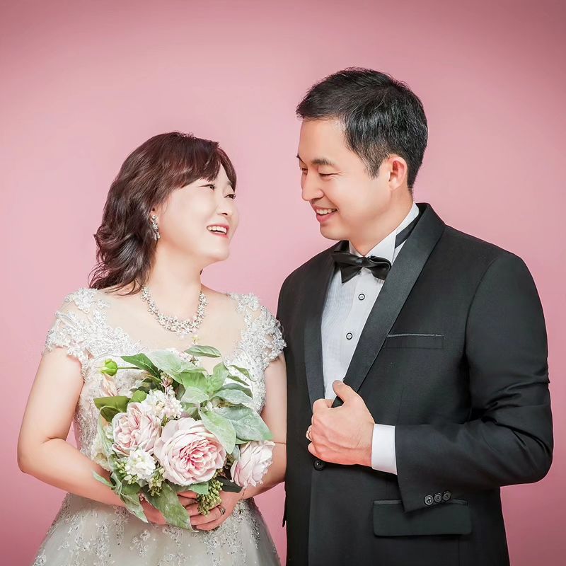 #협찬 20년만에 가족사진 촬영을 했어요!

유치원 졸업사진 이후로 가족사진이 없었는데 
촬영하는 동안 기분이 이상했어요 ㅎㅎ

저희 부모님 너무 멋지고 예쁘시죠?☺️

촬영 하는 내내 너무 소년소녀처럼 해맑게 웃으며서
오히려 제가 너무 행복 하더라고요

가족사진 촬영은 #윙크패밀리 인천점에서 했어요!

다양한 컨셉이 있는 대형 스튜디오 인데

전문가분께서 헤어와 메이크업도 해주시고

의상, 소품 대여도 가능했어요!

(드레스, 정장, 캐쥬얼, 한복 등등)

사진 기사님이 엄청난 실력자 분이세요!

너무 재미있게 촬영이 시간 가는줄도 모르게 
다양한 컨셉의 수많은 사진을들 촬영을 해주시고 

(저희 가족 총 390장 촬영 했었어요 ㅋㅎㅋㅎ엄청나죠?)
고르기 힘들었어요ㅠ

원본 사진들로 영상도 만들어 주셨었는데 

F인 저희 가족들 영상 보면서 
울컥해서 눈물 흘리면서 보더라고요 ㅋㅎㅋㅎㅎ

T인 저는 아우 곱다곱네 잘 찍었다 하면서...ㅋㅋㅋㅋ

모처럼 가족끼리 색다르고 행복한 시간을 보낸 것 같아요!

앞으로도 이런 시간들을 가족들하고 많이 보내야겠어요🩷