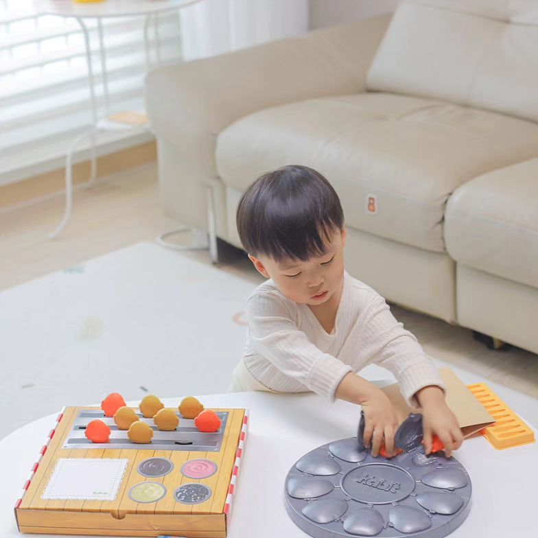 #ad
날씨가 추워지기 시작하면 밖에서 먹는 붕어빵이 그렇게나 맛나잖아요 >_<!!!
직접 뿡어빵꿉는걸 구경하는 것도 저희 아이들은 참 좋아라 했는데 직접 만들 수 잇다니 얼마나 신나는 일이겠어요
 
다르담 교구는  하나하나  어쩜.....완벽 그잡채
귀염뽀짝해보이지만 디테일이 하나하나 다 살아있다고요
붕어빵만들기판과 붕어빵 10개, 미니 정리대와 빵봉투까지 실제와 비슷한 모양새를 가지고 있으니
아이들이 더 즐겁고 생동감있게 놀이할 수 있단 장점

다양한 교구로도 활용이 가능하고 구성까지 알찬데 2마넌도 하지 않는 금액까지 ㅠㅠ
정말 이건 대.박 이쥬 !

.
.
.
#제품제공 #다르담 #붕어빵장난감 #역할놀이장난감