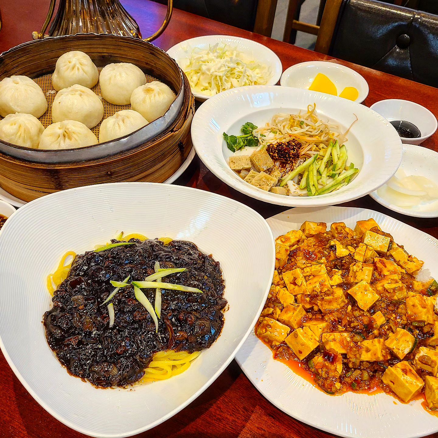 2024/02/06
양천 신정동 중식 맛집 [#린궁즈]

오목교역 근처 신정동에 위치한 중식 맛집 린궁즈
가족단위 단체 손님이 계속 들어오는 것을 보아
이미 동네에서 맛집으로 확실히 입소문 난 곳

짜장면같은 일반적인 중국집 메뉴 뿐만 아니라
량피, 마라샹궈 같은 현지 중식 메뉴도 판매해서
메뉴를 고를 때 즐거운 고민을 하게 만든다

유니짜장은 가격도 맛도 착한 대표메뉴다
다진 고기와 양파가 풍부하게 들어가고
감칠맛이 혀에 착착 감기는 정석의 맛이다
남녀노소 누구나 호불호없을 맛이었다

마파두부덮밥은 두반장 가득 감칠맛이 좋고
기름이 많지 않고 맵지 않아서 좋았다
보들보들한 두부와 찰기있는 밥의 식감도 굿
슥슥비벼 먹다보니 어느 새 사라졌다

량피는 개좋아하는데 파는 곳이 없어 
자주 못 먹는 메뉴인데 있어서 냉큼 시켰다
새콤매콤한 소스가 넓적한 면에 잘 배어
입 안 가득 시원새콤매콤 즐거움을 준다

쑈룽보우는 독특한 빵만두같은 메뉴였는데
찐빵에 가까운 포슬포슬 도톰한 빵 피속에
동글동글한 고기완자가 들어있는데
간장을 찍으면 잘 배어들어 매력적이었다

📍린궁즈
서울 양천구 목동동로10길 8 2층
(서울 양천구 신정동 294-30)

📍먹은 메뉴 가격
- 유니짜장 6,500원
- 마파두부덮밥 9,000원
- 량피 7,000원
- 쑈룽보우 8,000원

#오목교역맛집 #서울맛집 #양천구맛집 #신정동맛집
#목동맛집 #목동중식 #오목교중식 #목동데이트 #양천구데이트 #신정동데이트 #중화요리 #목동중국집 #중화요리 #목동가볼만한곳 
#린궁즈 #중식맛집 #중국집맛집 #중국현지요리 
#유니짜장 #마파두부덮밥 #량피 #쑈룽보우
#지니얌얌_린궁즈 #지니얌얌_중식 #240206