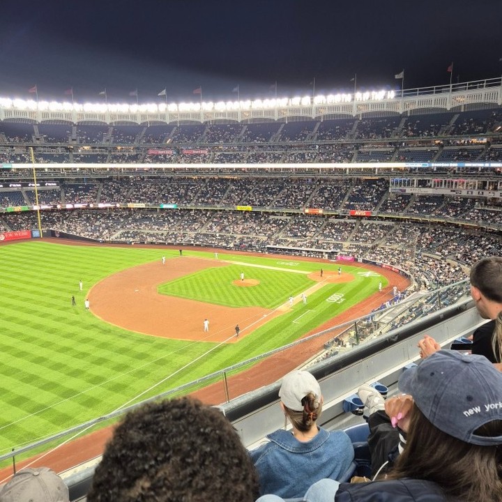 뉴욕은 언제 와도 매력적인 도시죠 🗽✨

뉴욕을 대표하는 야구팀 양키스! ⚾
양키 스타디움에서의 경기는
환상적이었습니다

스포츠 팬이라면 꼭 방문해 보세요!

브루클린 다리 아래 감성 넘치는
덤보에서 보는 맨해튼 뷰는
어떻게 찍어도 잘 나오더라고요 📸

어디를 가든 뉴욕의 도로는 활기
그 자체였습니다 🙂

끝없이 이어지는 빌딩들과 바쁘게
움직이는 사람들 속에서 뉴욕의
에너지를 느낄 수 있었어요 👍

#여행계획 #여행꿀팁 #여행계정 #여행꿀팁 #여행기록 #뉴욕여행 #해외여행지 #여행시작 #국내여행지 #국내여행코스 #국내여행스타그램 #해외여행추천 #여행추억 #뉴욕양키스