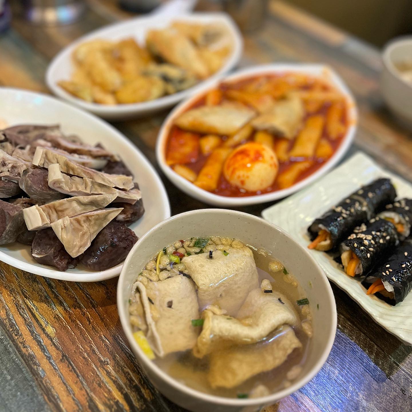 #분식 먹음직스러운 분식 🌕💛💛

떡볶이 순대 튀김 꼬마김밥 오뎅까지 오총사 등장! 👋👋👋