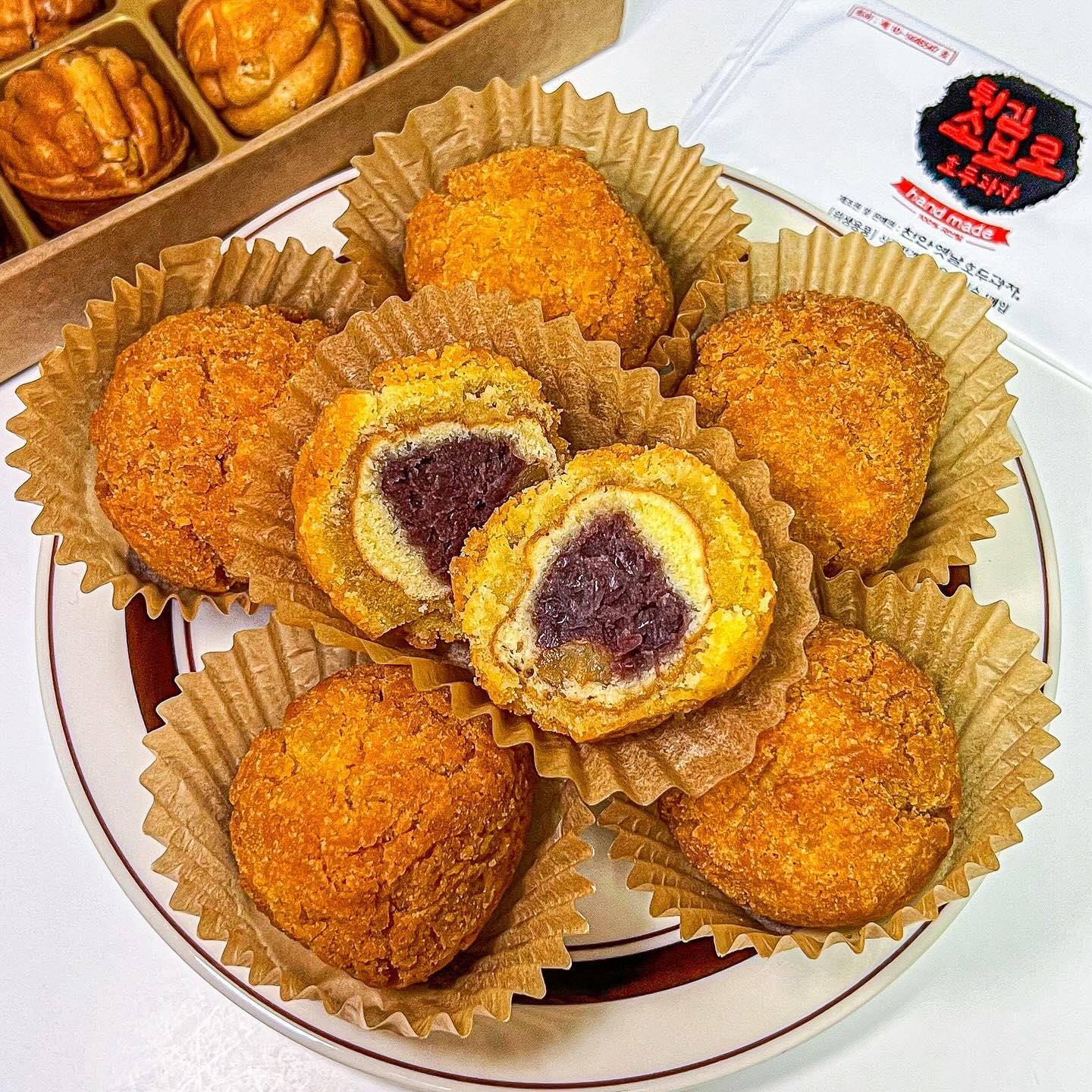 <튀김소보로...호두과자? MZ호두과자 등장!> 🥠
📍#사그담 #천안호두과자 sagdamfood 협찬 

천안가면 필수로 사오는 호두과자! 그냥먹어도 맛있는데
튀김소보로 호두과자가 등장했습니다 ;; 100% 국산판을
사용하는 천안옛날호두과자에서 정성가득 만든 호두과자!
포장도 깔끔하게 잘되어있어서 선물용으로도 좋아요 👍🏻!!
차갑게 먹어도 맛있고 전자레인지에 데워서 우유랑 먹어도
존맛탱이랍니다..? 이제 호두과자말고 튀소 호두과자 고고 🥰

#제리네냠냠🐹 

#사그담 #호두과자 #호두과자맛집 #소보로호두과자 #천안맛집 #천안기념품 #천안맛집추천