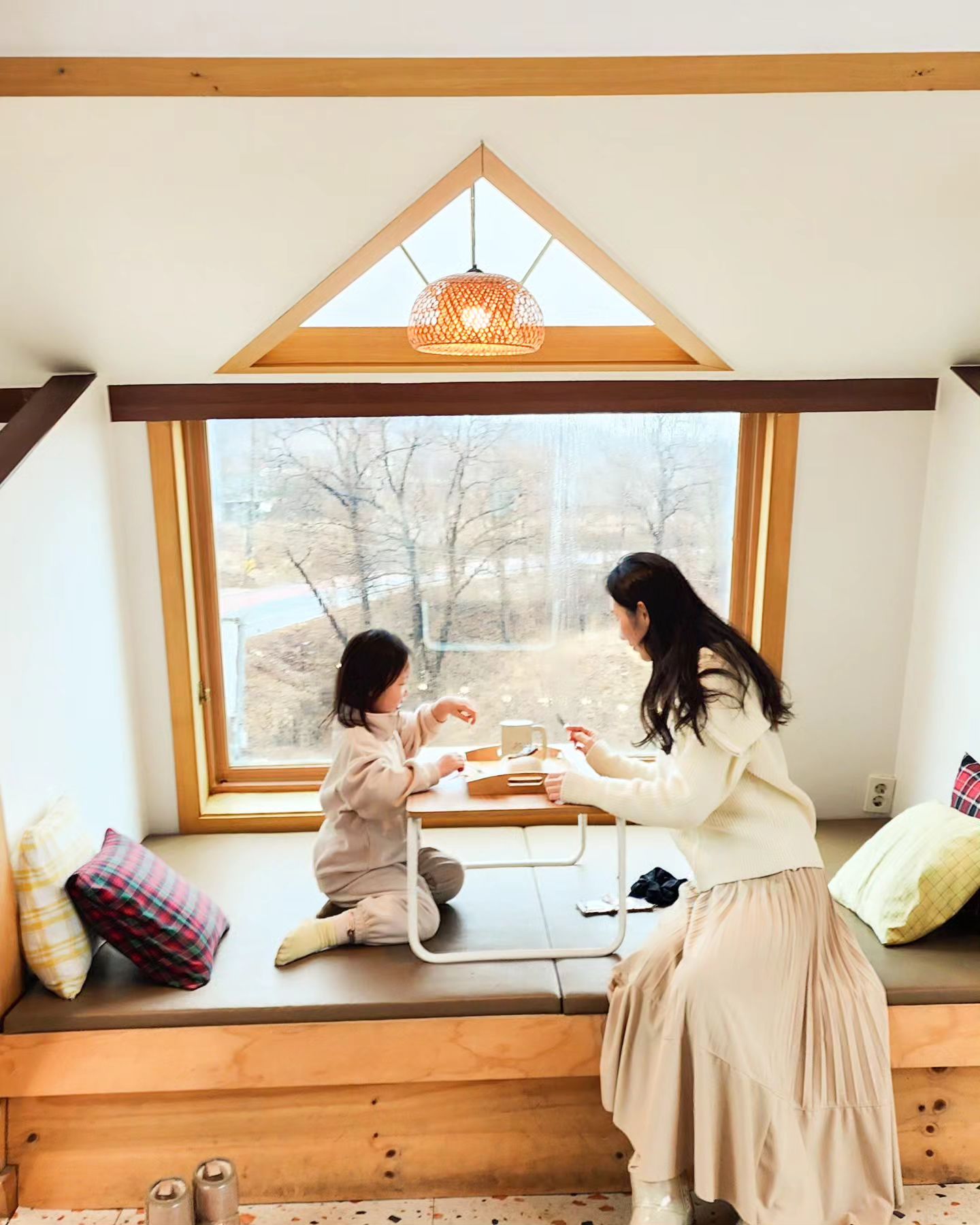 #제품제공

 그치지 않는 비 보면서 힐링중, ,
여행 갈때 미리 머 입을지 다 계획하는 편인데
이번에는 편하면서도 예쁜 홀리아 옷으로 다 챙겨 왔다는건 안비밀🤭🫧

#홀리아서포터즈8기#여성의류추천 #쇼핑몰#육아맘#일상#까페#강화도#아매네
holia_yk