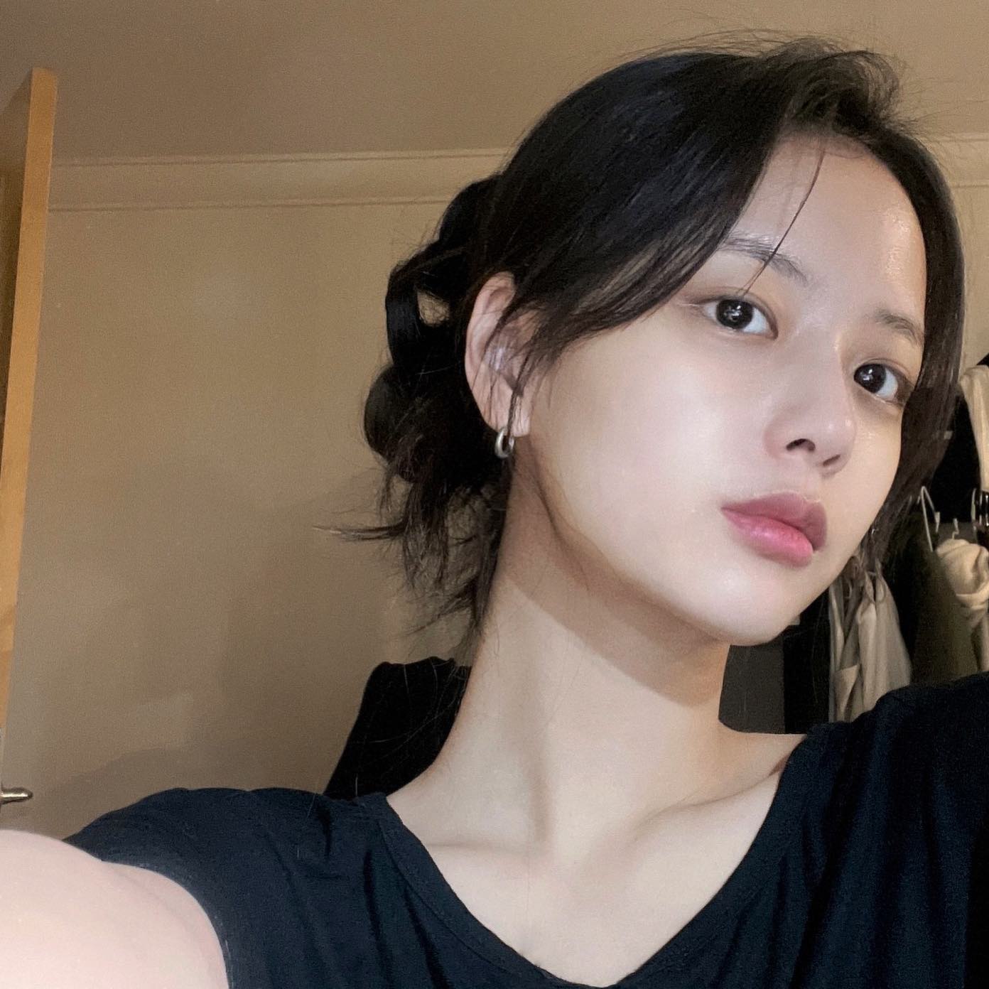 #협찬

오늘은 많이 피곤해서 간단한 마스크팩으로 피부 관리!🫠
🌿데쌍브르 스피룰리나 아이스 실크 마스크팩🌿으로 예민해진 피부 되살리기 ㅎㅎ (팩하고 난 직후 생얼 박제ㅋㅋㅋㅋ)

프랑스산 최상급 스피룰리나로 자극 없이 관리할 수 있어서 넘무 좋다! 💫✨
향은 거의 안 나서 부담감이 없고, 무엇보다 친환경 신소재 실크 덕에 밀착력이 미침🙉 촉촉함이 새어 나올 틈이 없다
얼굴 열감 내리기 좋고 늘어진 모공에 힘이 뽝 들어간 느낌이라 팩 벗고 나면 뽀얗고 촉촉 매끈해져있음🤍 
앰플 양도 많아서 남은 양으로 목 쇄골 부분 치덕치덕 ㅋㅋㅋ🫠

쿨링감은 정말 확실해서 홍조 있으신 분들께 꼭 추천하는 꿀템이😎🤍 

#마스크팩 #팩 #마스크팩추천 #데쌍브르 #데쌍브르스피룰리나
