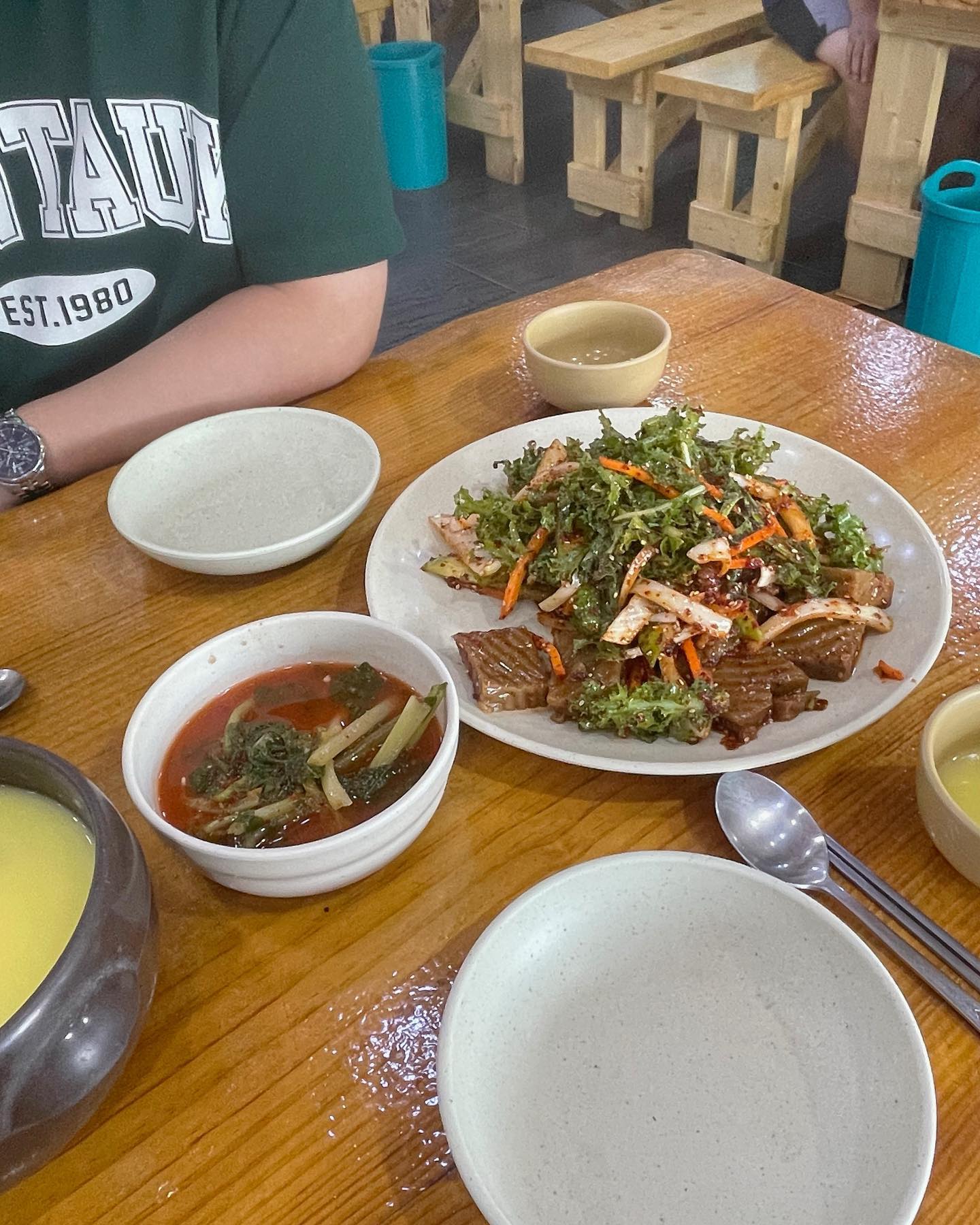 오ㅏ..🩵 내 배가 부족해서 해물파전을 못먹은게 아쉽.. 잔치국수 진짜 너무 맛있다! 어머님아버님 추천맛집 대성공 !!! 옥슈슈돈돈쥬 먹다가 혼자 먹기 뭐해서 저녁에 혁이랑 먹을라구 포장해 달라했는데 , 통에 가득 담아주심 새로 리필한 느낌 😇 정 팍팍!