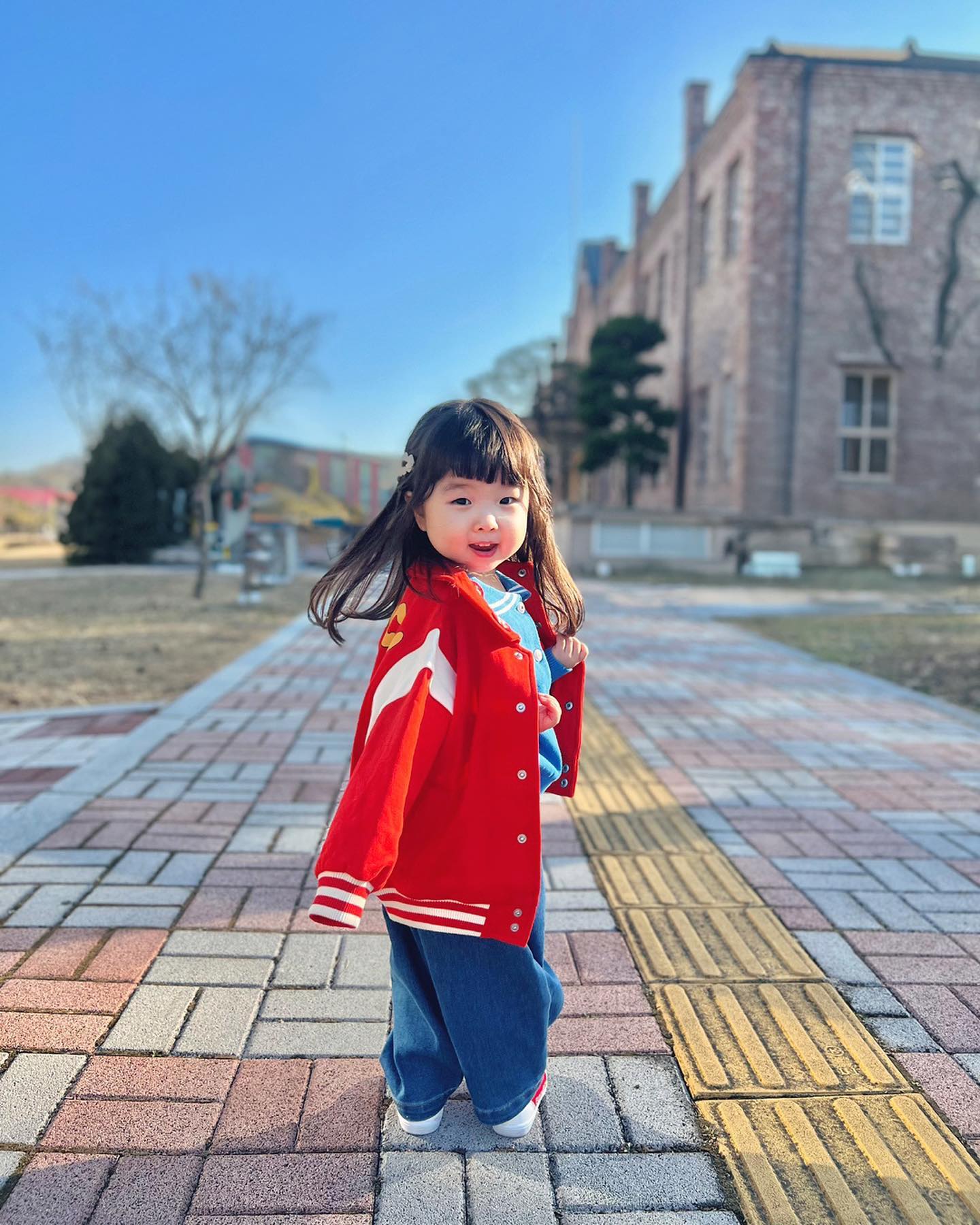 #제품협찬 우당탕 뛰는 은우보니, 
곧 유치원에 입학해서 부랴부랴 준비하는 
우리 모습이그려져요. ㅎㅎ 
은우는 이제 진짜 언니에요..
이제 유치원생...ㅋㅋㅋ
맘들이 좋아하는 베베드피노 24SPRING 컬렉션을 입어 보았어요. 베베드피노 만의 칼라감이 
느껴지는 룩이에요. 너무 발랄하고 이쁘다 ㅠㅠ 
등원룩으로도 딱이쥬 ᰔᩚ

이번 24SPRING 컬렉션 너무 이쁜거 같애.
둘러보러 가기 bebedepino 

#BEBEDEPINO #베베드피노 #등원룩 #키즈코디 #아기코디 #등원코디 #아기봄옷 #등원룩추천