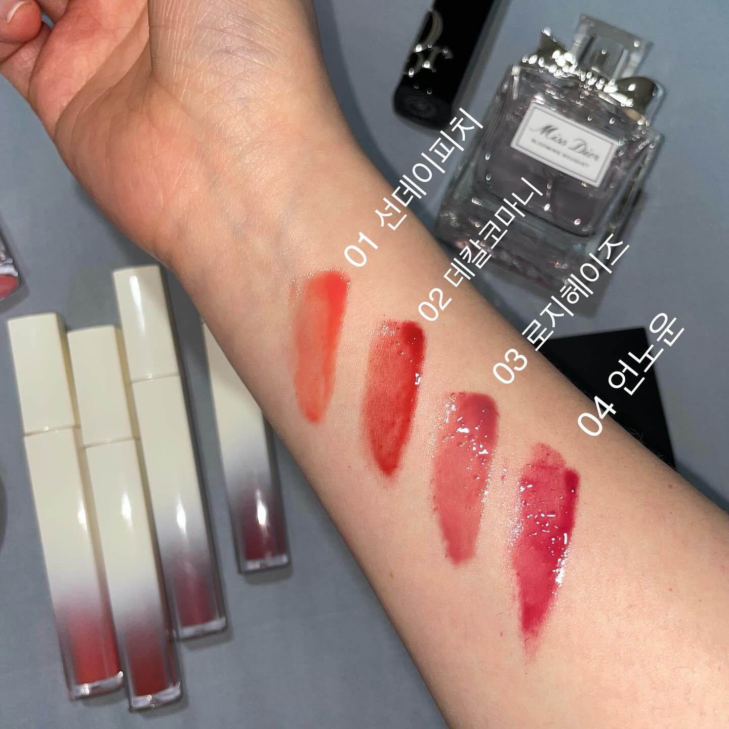 #협찬 shionle 💄
요즘 푸욱 빠져있는 #탕후루립 💋 #션리 #립글로스 만 있으면
만들기 세상 쉽지요 😘💋 끈적임을 최소화한 하고 아주 촉촉한
플럼핑 입술 표현이 가능한 #립플럼퍼 💋💋
투명하고 도톰한 물막이 감싼 듯, 빛나고 볼륨있는 탱글하고 
섹시한 입술 완성 😘♥️ 전체적으로 여러번 덧발라도 부담NO

션리 글리밍 글로스 립💄은 8중 히알루론산 복합체‘가
수분감을 부여해주어 각질도 잠재워주고,
샤인 에센스 오일 콤플렉스‘가 수분 증발 차단해줘서
오래도록 촉촉한 입술을 유지하는데 도움을 준답니다 :) 💋💋
첫 발색! 그대로 다크닝, 착색이 없어서 더 만족스러웠어요!

🍑 GG01 선데이 피치(피치 베이지) : 정말 예쁜 코랄 컬러💓
웜,쿨 상관없이 베이스로 사용하기 너무 예쁜 컬러에요!
🍅 GG02 데칼코마니(레드 코랄) : 옐로우 베이스가 깔려 있는
다홍빛 레드, 웜톤에게 추천! 여쿨인 저한테도 잘 어울렸어요!
🥀 GG03 로지 헤이즈(로즈 베이지) : 여쿨 진분홍 컬러,
쿨톤에게 추천해드려요 :) 단독으로 사용해도 예쁜 쌩얼용 립💓
🌷 GG04 언노운(모브 로즈) : 로지 헤이즈보다 채도가 훨씬 더
높은 핑크컬러로 겨쿨 추천🤍

여쿨인 저한테도 다 잘 어울리는 컬러들이었어요!
최대한 실물과 비슷하게 촬영했답니다♥️ 뷰티 블로거 꿈나무🥰
저의 원픽 컬러는 #로지헤이즈 🥀 데일리로 매일 쓰는 중ㅎㅎ
#립틴트추천 #립글로스추천 #립글로우