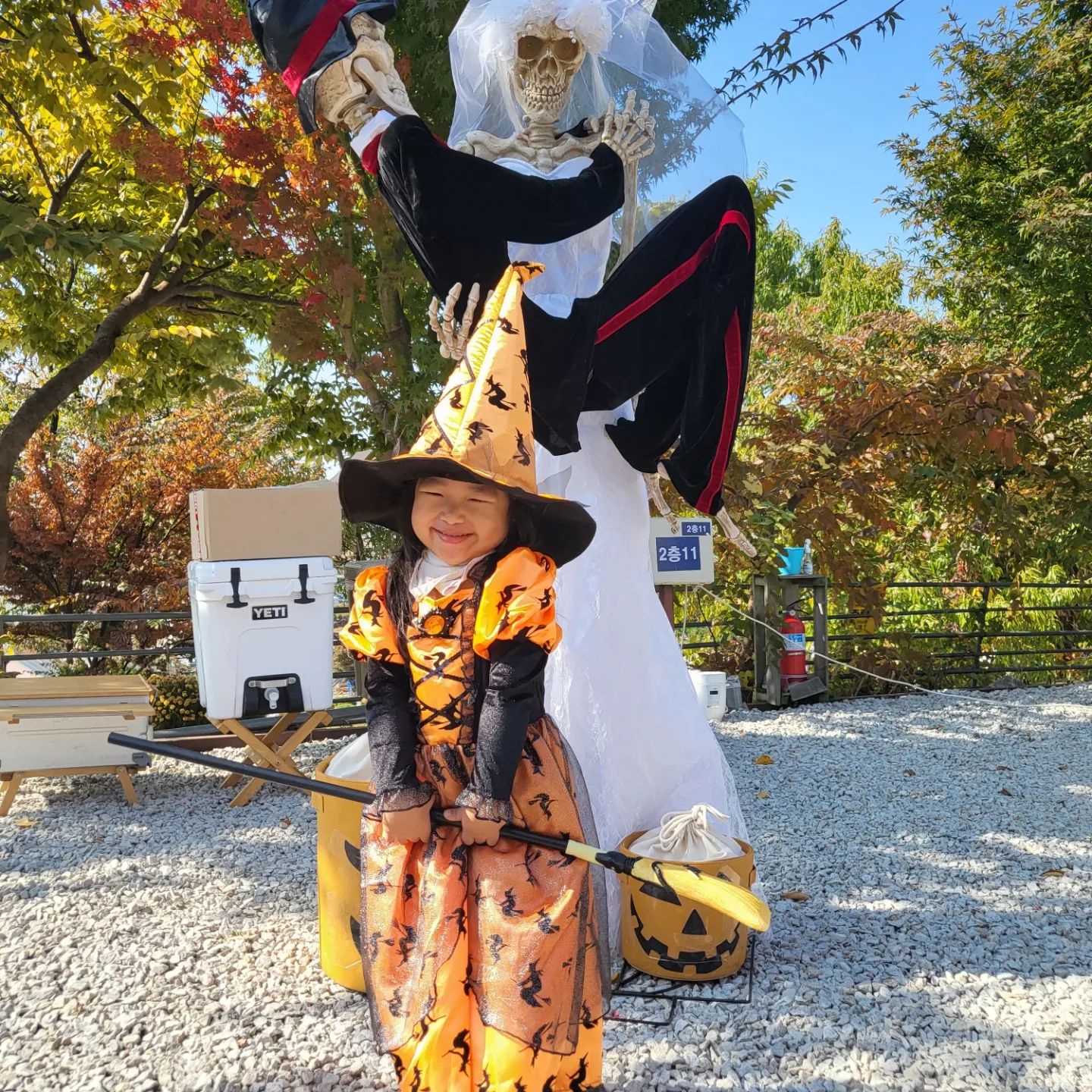 엄청늦게올리는 할로윈캠핑🎃
 am캠핑에서 캠핑장 통대관해서
다같이 보냈던 캠핑
지유가 호박마녀하고 싶다고
직접고른 마녀옷ㅋㅋㅋㅋ
.
.
#할로윈캠핑 #AM캠핑 #캠핑동호회
#스노우피크랜드락 #캠핑모임
#🏕