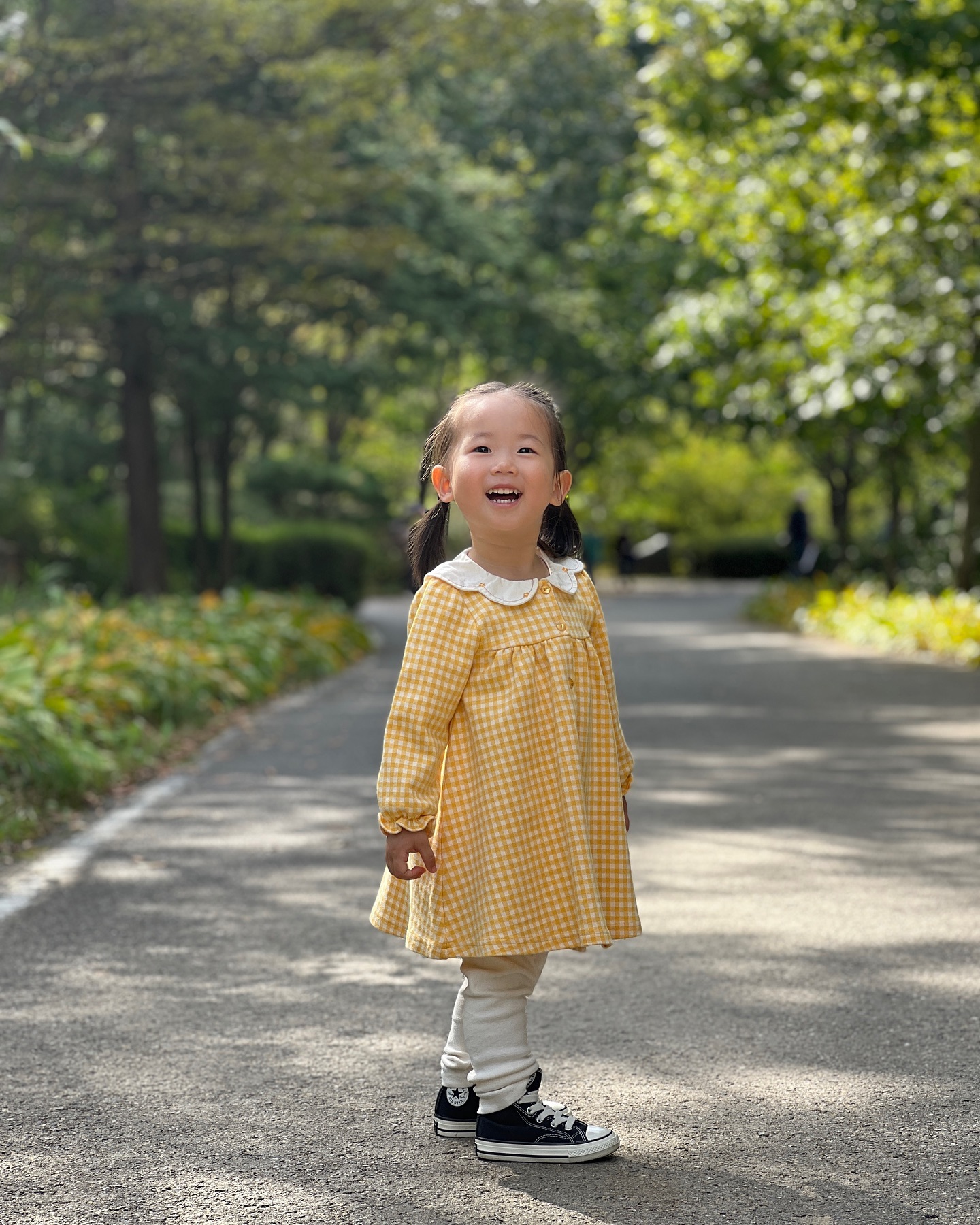 #24개월아기 #수목원

날씨가 시원했다가 더웠다가 오락가락🌿🌞
봄에는 넉넉했던 원피스 지금 입으니 딱 맞네💕

오리도 보고 새도 보고 예쁜 화초들도 많이 보고
날씨 좋아서 나들이 많이 다니니 엄마도 신난다🥰
나무가 우거진 숲을 가리키며 
늑대가 산다고 아우~ 아우~🐺 하는 하리

“엄마 여기는 뱀이 살아요?”
“엄마 여기는 늑대가 살아요?”

#아기와나들이 #아기랑여행
점점 함께 즐길 수 있는 곳이 많아지고 있어🥰
엄마랑 아빠랑 여행 많이 많이 다니자아아아