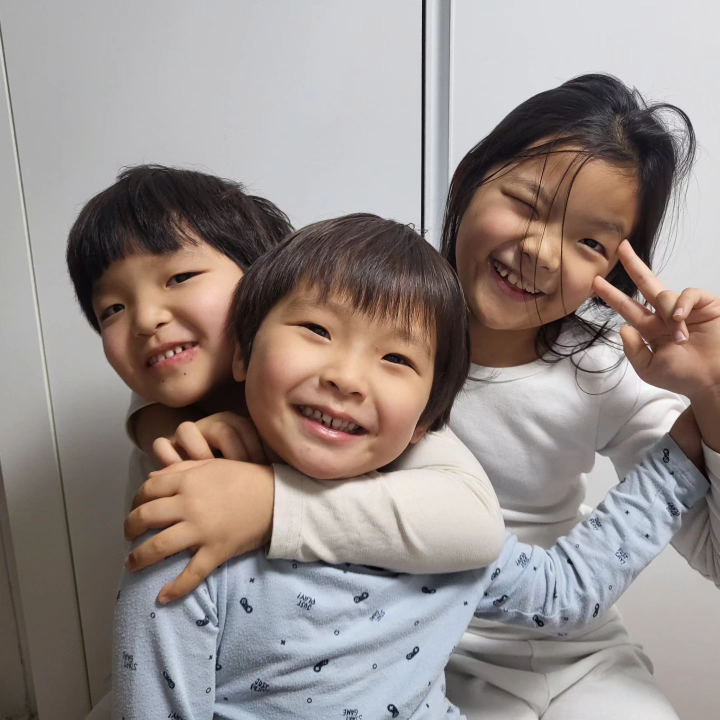 #도주로삼남매

아이들 여유있게 키우고싶어 시작한일
어느덧 2년이란 시간이 흘렀다.
처음에는 방문간호만하다 지금은 방문요양까지
조금씩 성장하고 있기에 최선을 다하는 지금
 자리잡는데까지 바쁠거라... 늘 여행다니던 아이들에게는 늘미안하고 고마운마음

엄마가 챙겨주지 못하지만 알아서 스케줄대로 움직여주는 첫째와 둘째
신경쓰지 못하는 막내도 한글 수학 조금씩. 익혀나가는 모습에 엄마는 오늘도 힘내어본다

평일 주말 구분없이 신나게 놀던 우리가족
1년에 한번은 해외여행갔었는데...
코로나 시작하고 몇년째ㅠㅠ여행도 못가고😭

올해 엄마의 목표가 이루어진다면 빠르면 올해
늦으면 내년에는 꼭 여행가자🛩

너무 이쁘게. 잘자라 준 도주로 항상 고맙다

#다둥이맘 #워킹맘 #개인사업자 #부산맘 #부산주부 #부산소통