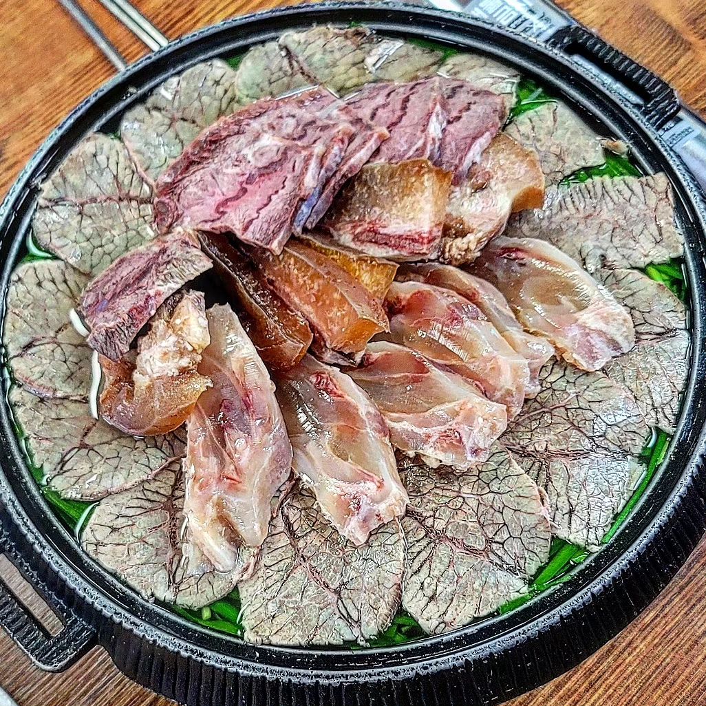 수육꽃도 피었고 우앗!김치맛집 : )

술마실때 밥먹는거 아닌데.
김치때문에 밥시켜야 하는 집.

📍선정설렁탕 : 서울 강북구 미아동 310-42
🪧영업시간 : 08:00~21:00
🪧전화 : 02-980-7720

#선정설렁탕 #모듬수육 #수육 #수육맛집
#미아맛집 #미아동맛집 #강북맛집#국밥맛집
#미아동국밥 #김치맛집 #미아동식당
#강북식당 #미아동식당