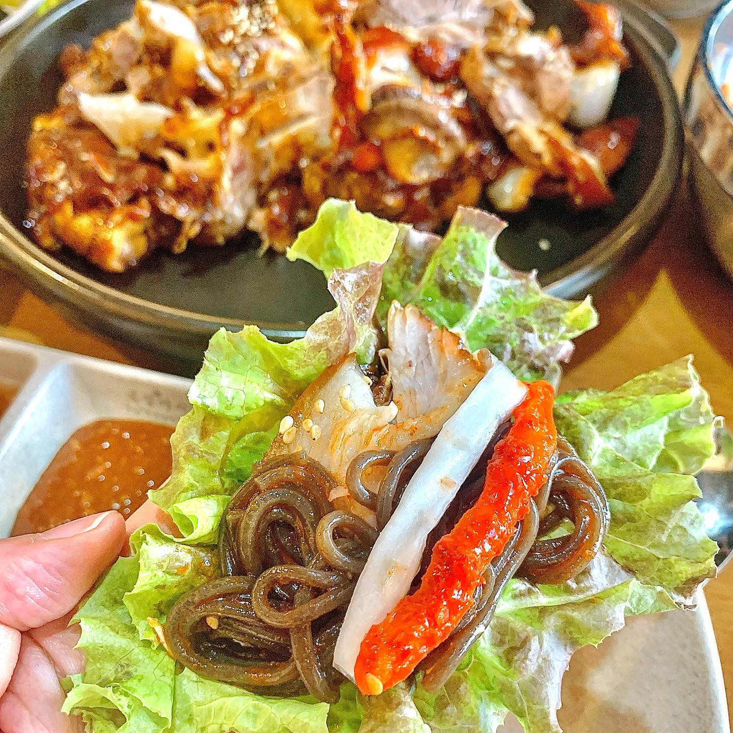 #협찬 #족발야시장
족발 야시장 검암점에 다녀왔습니닷👯‍♀️

오리지널 족발🍖, 쟁반 막국수를 시켰다

족발야시장은 프랜차이점으로 워낙 유명하니..! 명성은 설명하기 입 아프고…! 족발과 밑반찬 모두 주방에서 바로 조리돼서 너무 신선했다..!♥️

막국수도 새콤하고 족발이랑 쌈 싸서 한입에 와앙 먹으면 그렇게 맛있을 수가 없다🤤

나는 매장을 이용했는데 많이들 배달, 포장 시키시는 것 같았다…! 

마지막으로 여기 불족발도 너무 맛있다는데 한 번도 못 먹어봐서 다음에 반반으로 무조건 먹어볼 예정이닷 ˃̵͈̑ᴗ˂̵͈̑ 😋 
미니 불족발도 있으니 시켜 먹어봐도 좋을 듯하다😃😃

📍위치 : 인천 서구 승학로 477 (검암동) 1층

#협찬 #족발야시장 #검암역맛집 #족발야시장검암역점 #인천맛집 #인천족발 #검암역족발 #족발 #족발맛집 #맛집