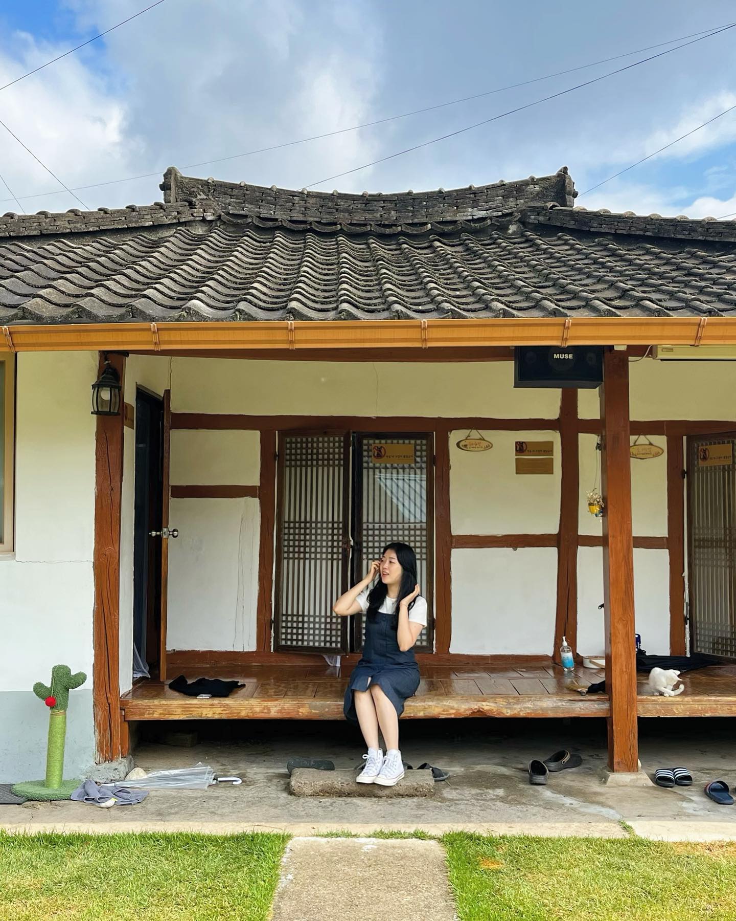 고양이들과 함께하는 촌캉스 🌿🤎

담양 죽녹원 도보 5분 거리에 위치해서 접근성도 너무 좋은 스테이인공간 🫶

비와도 나름대로 운치가 너무 좋아서 빗소리 들으며 꿀잠도 자고 고양이 가족들도 구경하며 힐링도 하고요 🤍

찐으로 노란 장판이라 어설픈 촌캉스가 아니라는 점‼️

📍담양 스테이인공간 STAY IN GONGGAN 
🎫 에어비앤비 통해 예약
✔️ 조식 제공