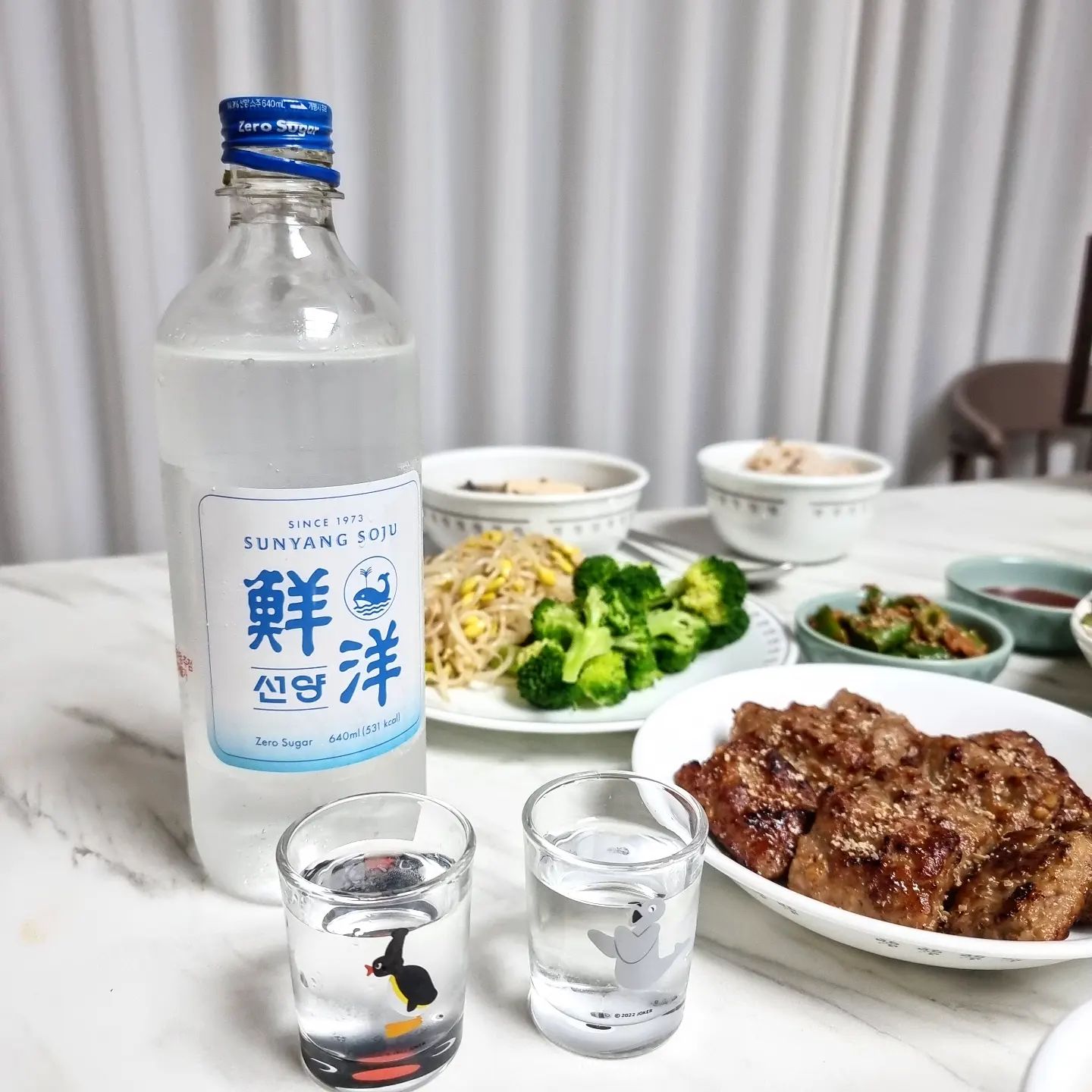 #협찬 sunyang_returns

예쁜 디자인과 저도수의 깔끔한 맛이 매력적인
국내최저칼로리 제로슈거 소주🍶

14.9도로 마실 때도 좋은데 다음날도 뒤끝없어
더 좋은 선양소주예요~

GS와 콜라보 한 선양 640ml PET 제품은
물가안정 상품으로 4월 30일까지 2800원💥🫰🏻
국내 편의점 최저 가격 소주(3000원)로 트랜디한 
디자인과 가성비를 다 잡은 소주 맞네요!!

목넘김이 부드러워 반주로도 아주 좋아요~
하이볼도 좋구, 얼음 🧊도 넣어 마셔주면 
부드럽게 마시기 좋겠어요!

주말엔 선양소주도 위스키처럼 분위기 있게
먹어봐야겠어요~~😘

#선양소주 #gs25 #편의점 #gs25신상 #편의점소주 #선양 #가성비소주 #소주추천 #술스타그램 #먹스타그램 #캠핑술추천 #파티술추천