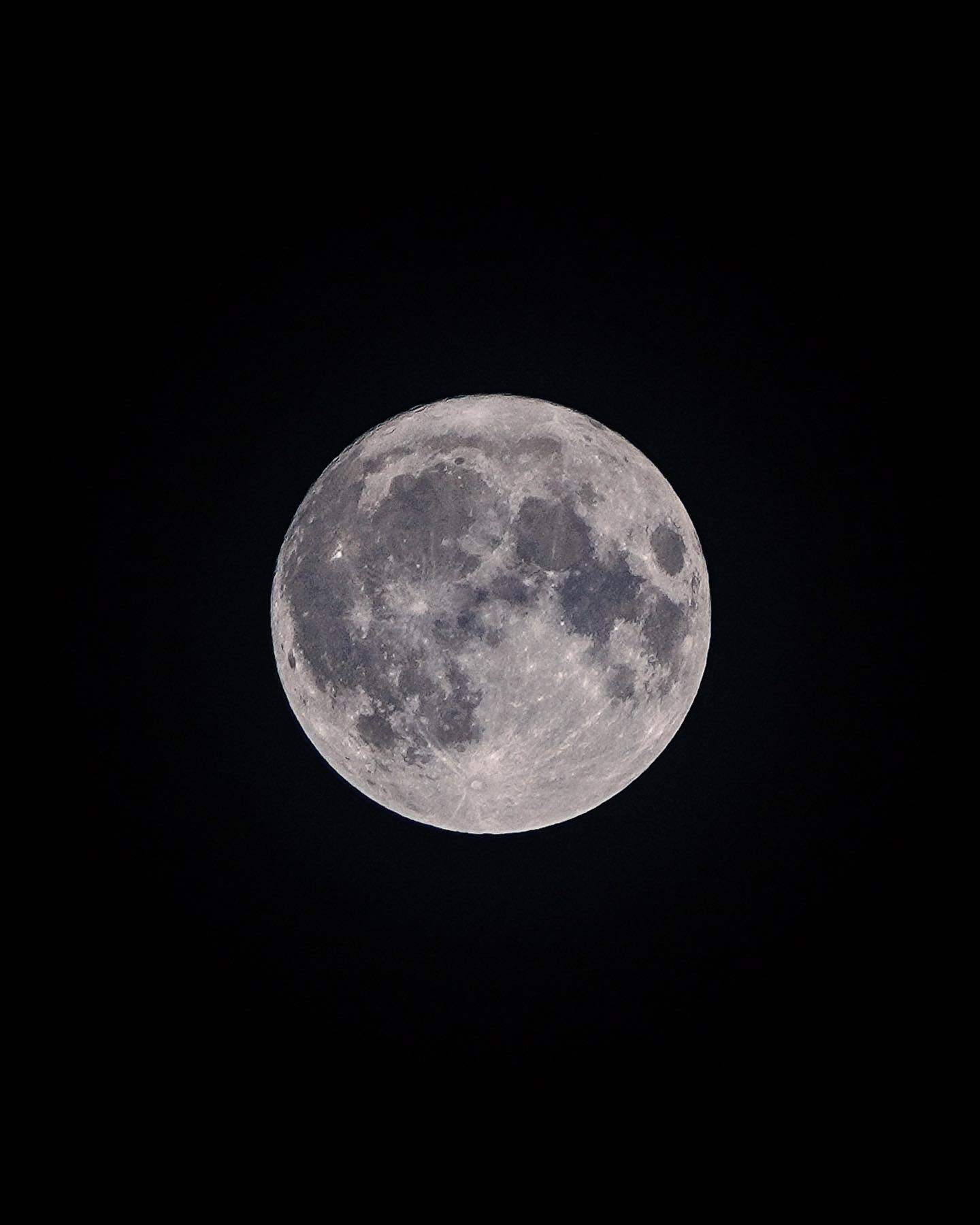슈퍼문은 안 찍을 수 없지🌕
오랜만에 손각대 테스트를 좀 해 봤어요.
요즘 매일 열심히 운동 중인데 
왜 예전보다 팔이 더 떨리는 건지......!
이번 달구경 놓치신 분들은
8월 30일에 뜨는 더 큰 슈퍼문을 노려 보세요.