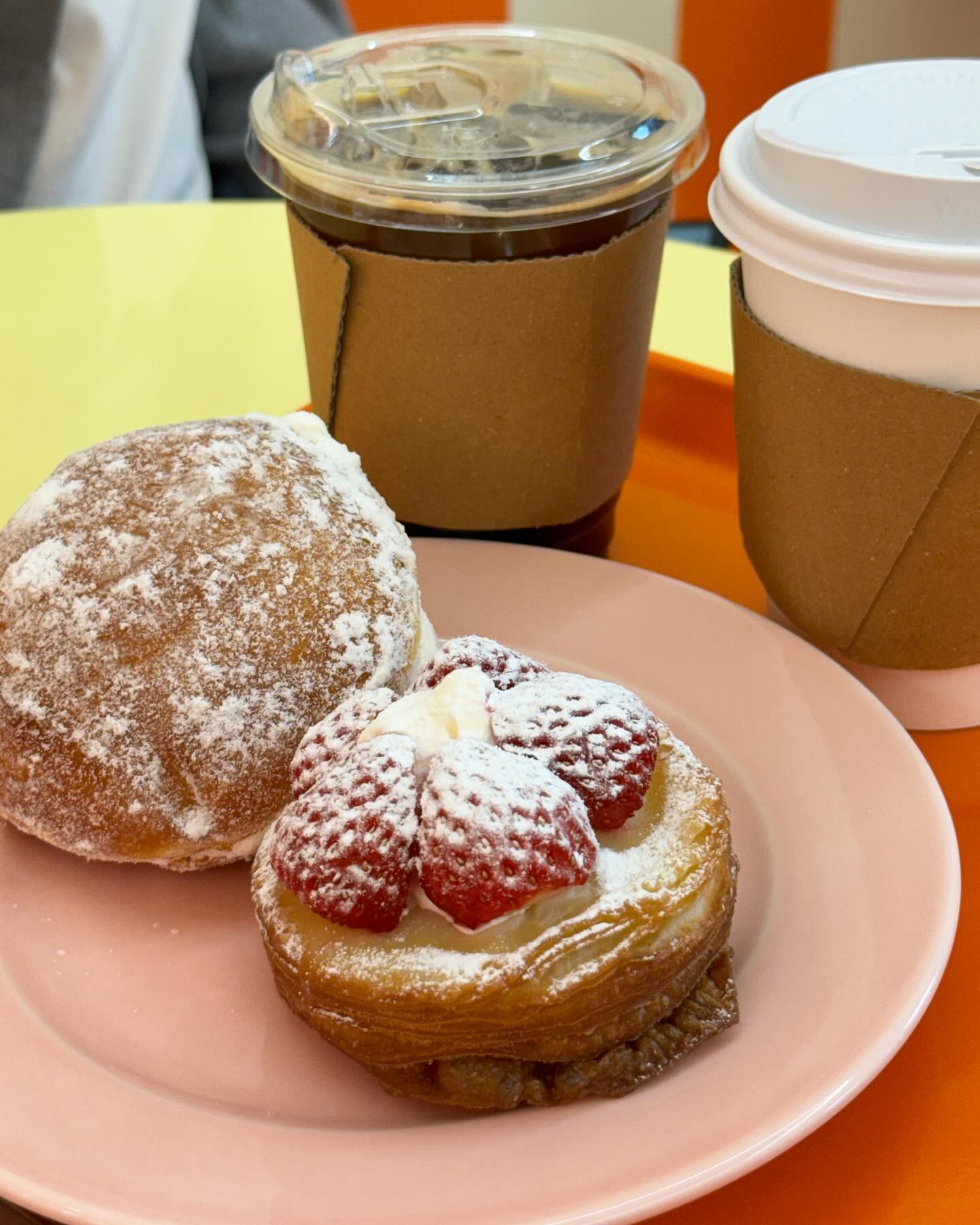 #아산맛집 #도넛맛집 #아산카페 #비비드 #탕정카페 

아산 탕정에 착륙한 비비드🍩🍩

저는 도넛과 크로넛 그리고 아메리카노 pick! 

크로넛은 처음이었는데, 생지가 잘 느껴지는 맛에 달달한 크림과 딸기가 더해지니 너무 맛있더라고요! 

도넛도 우유크림으로 달달하고 고소해서 끊임 없이 들어감 이슈🕺🕺