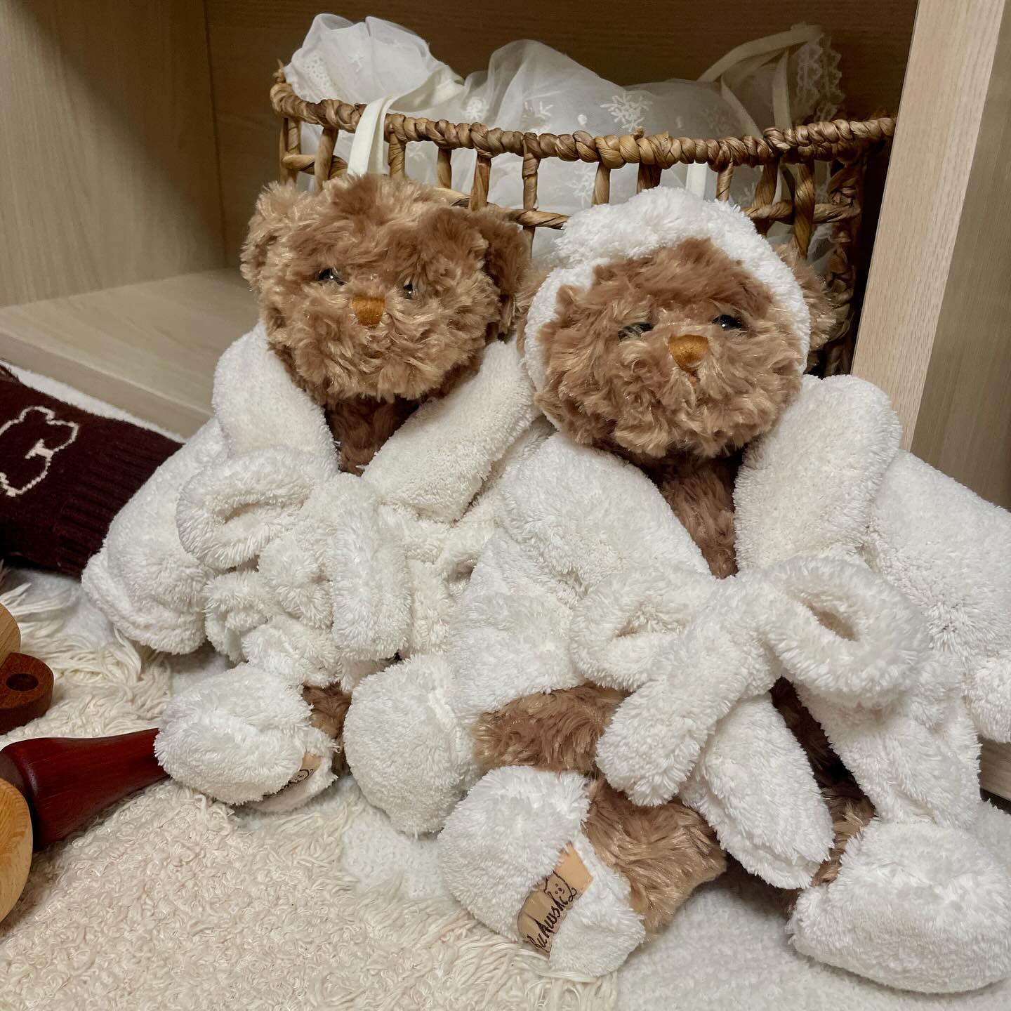 #협찬 

아이에게 또다른 애착인형이 생겼어요🧸
역시 포근하고 부드러운걸 좋아하네요🐻

곰돌이 부부가 샤워하고 가운입고있는 모습이라
무무는 엄마 아빠가 씻고 하얀옷입었다고도 하고
배고플거같다고 요리도 해주네요 ㅋㅋㅋ🍜🍜

확실히 포근하고 아이가 안기에 사이즈도 딱이라
아이들 애착인형 선물로 줘도 좋을거 같아요🎁💝

thanks to koeuro.shop 

#코유로 #애착인형 #국민인형 #국민애착인형
#유럽애착인형 #인형선물 #곰인형 #애착인형선물