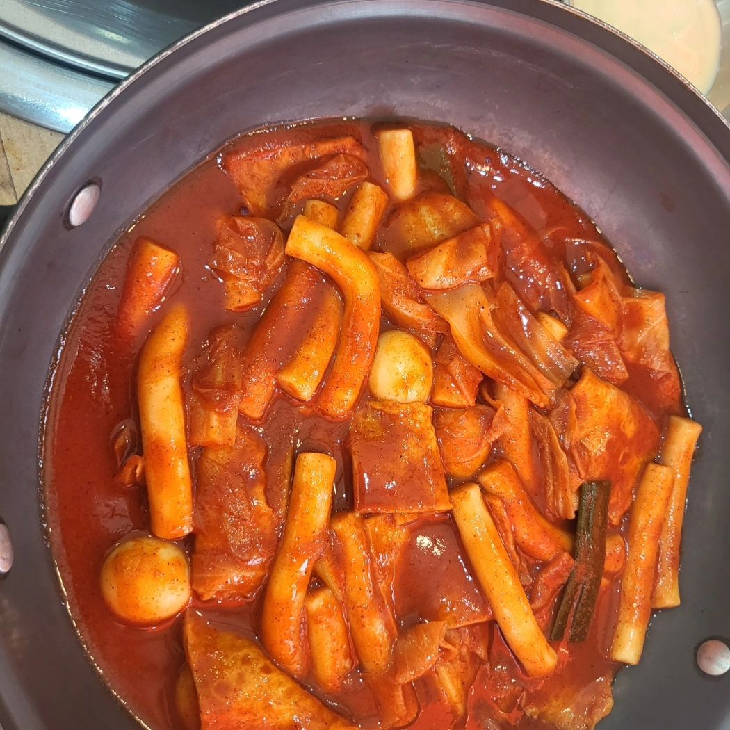 안녕하세요, 여러분! 🌟

오늘 완전 맛있게 즐겨본 #족발인심 (구. 혜선이네만두&족발)을 소개할게요. 🐷 경산시 특산물인 대추를 넣어 삶은 족발, 정말 맛이 좋더라구요👍 매일 국내산 앞다리 생족을 직접 삶아, 재료부터 신경쓴 점이 느껴졌어요. 

사이드 메뉴인 떡볶이는 경산공설시장의 맛을 그대로 재현해, 이건 진짜 꼭 먹어봐야 해요! 🥟 떡볶이와 만두로 유명하신 친정 어머님께 전수받았다니, 그 맛이 어떨지 감이 오시죠?

위치는 경북 경산시 원효로32길 23 나동 1층, 계양아파트 정문 맞은편! 🚗 주차는 홈마트주차장을 이용해주세요.

📞 053-818-1002

#경산족발 #경산족발맛집 #경산족발배달 #경산시장족발맛집 #대추족발 #맛집탐방 #떡볶이맛집