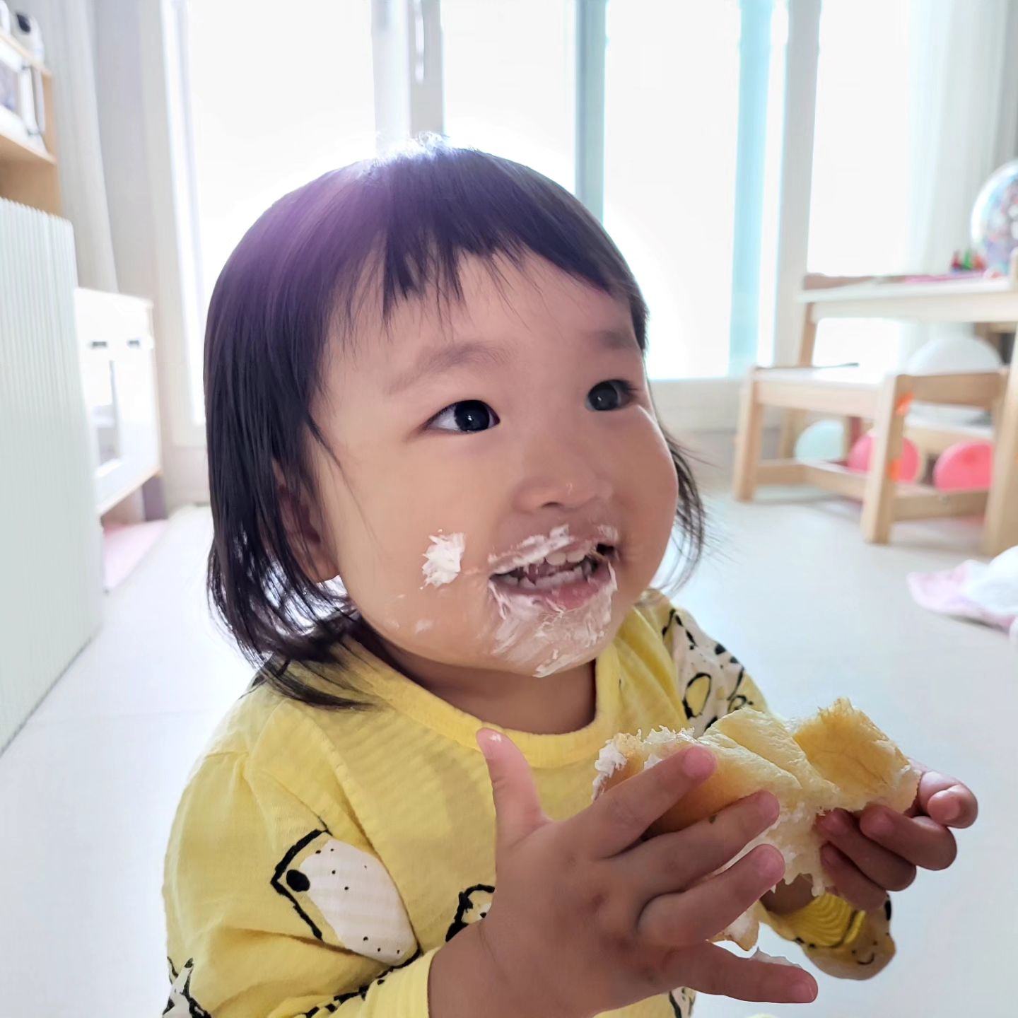 23.06.04.

이제는 빵도 조금씩 잘 먹는군 ㅎㅎ
표정이 너무 귀엽당😃😃😃

#딸스타그램 #기록스타그램 #귀여운딸래미 #표정귀엽 #골고루잘먹자