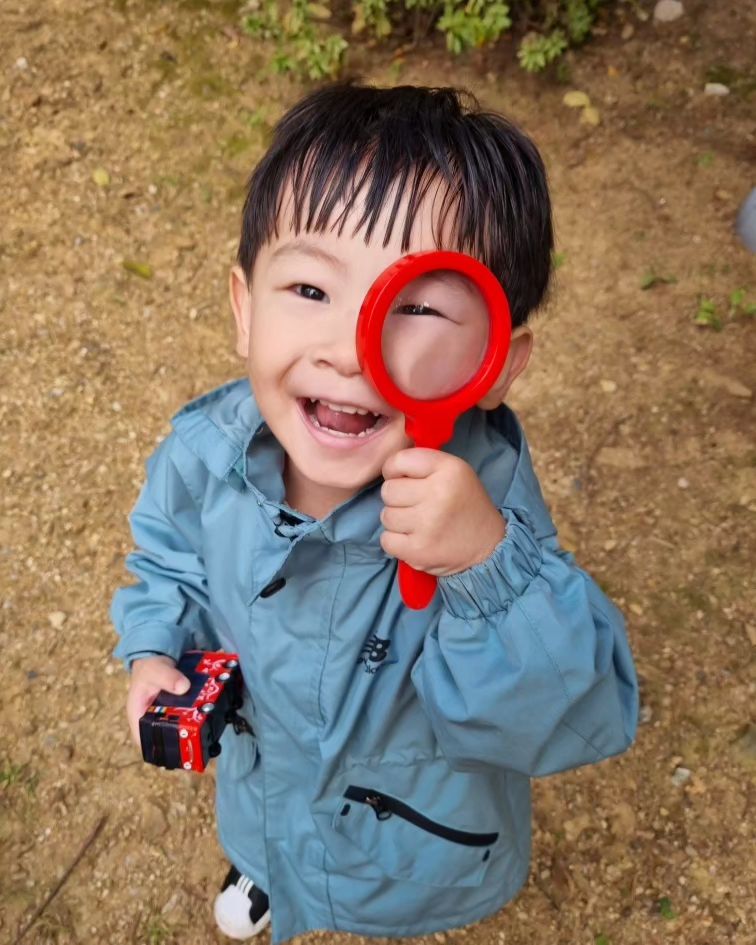 땀 삐질 흘리면서도 잘 노는 너💙
어린이집 갈땐 꼭 자동차 한대씩 챙겨가더니
바깥놀이갈때도 챙기는구나 ㅋㅋ
하원하고 놀이터가면 딸엄마들이 다 놀랜다🤣
누나들은 무서워서 잘 못탄다는데 너는 왜케 대근육 발달이 좋은지.. 겁도 없어 진짜 ㅋㅋㅋ
형들따라 내려온다고 떨어지기까지💥
다행히 그물에 걸리면서 떨어져 다치진 않았지만...
진짜 우리애기는 한눈 팔면 큰일 날 듯 😭
당분간 저 놀이터는 금지야.... 엄마는 너 다칠까봐 무섭다😱

#아들조심히놀자😂 #29개월아기