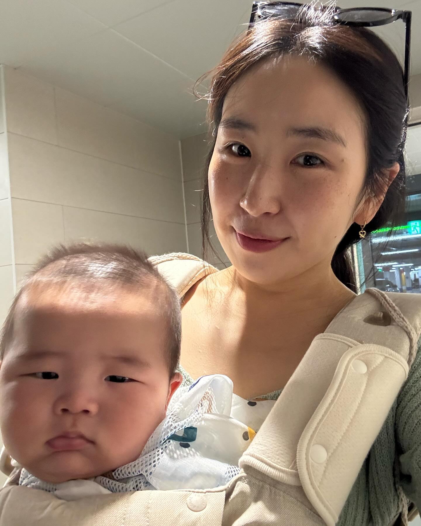 ㅋㅋ엄마는 이쁜척 하는데 시윤인 뭐가 불만이얌?😆