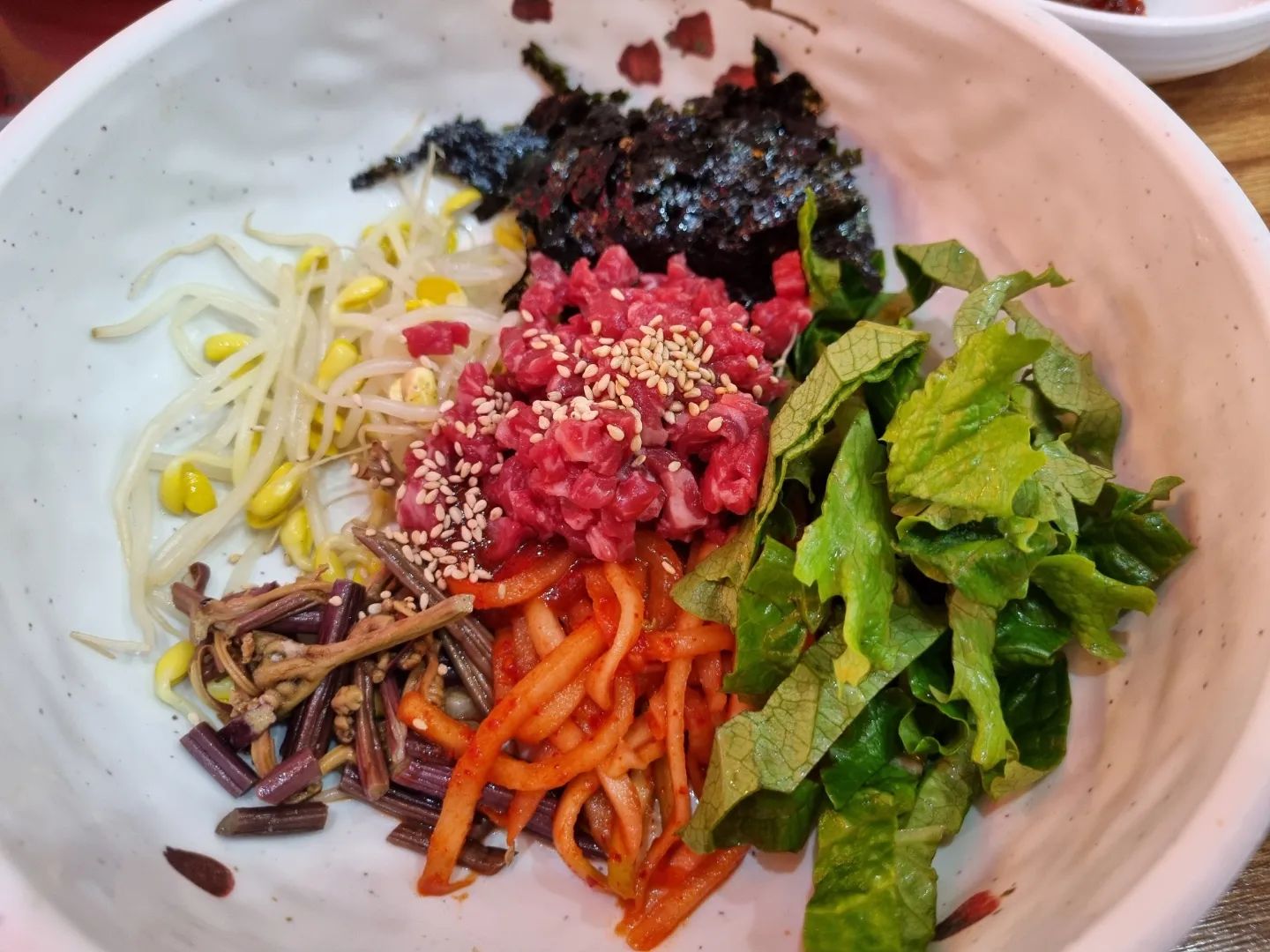 #생고기비빔밥맛집
#나주맛집 
#나주영암한우
#나주현지인맛집

🚗 가게맞은편 공용주차장완비
도로변에도 주차가능

나만알고싶은곳인데
이미 인기많은곳이라 여겨 살포시 투척
11:00~14:30 까지 점심특선가

생비가 8천원인것도 충격인데
기본반찬만 7-8가지 항상나온다

전라도인심,전라도손맛
싱거운걸 조아하시는분에겐 자극적일수 있지만
내입엔 완전 최고👍

그날그날 반찬이 조금씩 바뀐다
기본찬에 코다리조림이 왠말. 메인메뉴 아니냐구~

한우탕탕이도 조만간 먹으러갈테야!!
여기 찐맛집이니 꼭가보삼
배추김치 최고맛있어~  팔아달라고 사정해도
와서 마니먹으래서 속땅뜨😂

#영암한우#전라도밥상 #전라도음식#광주근교맛집#재방문의사100
#생고기비빔냉면 #생비#점심특선