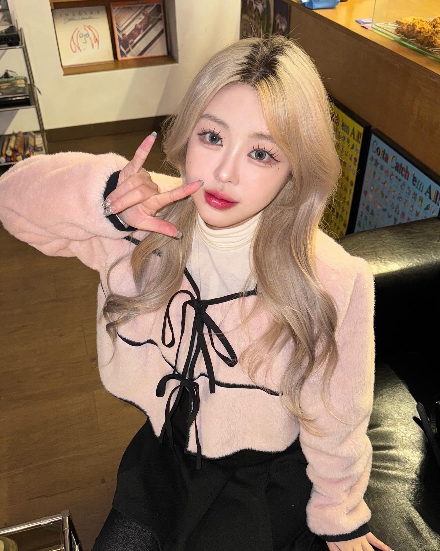 #제품협찬 #세이지그레이 

흔한 그레이 컬러가 아닌 특별한 그레이 컬러렌즈를 찾고 있던 쿨톤들에게 완젼 강추 ...! ✧•̀.̫•́✧

특유한 색감과 영롱함으로 사진 찍는 재미가 쏠쏠했어요 !
그레이 렌즈 중에 색감이 이렇게 예쁜 렌즈 찾기 어려운데 젬아워에서 해내따 ,, -

플래시를 터뜨리면 독특하게 예쁘고, 자연광에서는 은은하게 발색이 잘되면서 부담스럽지 않아용 (*ฅ́˘ฅ̀*)♡

그레이 렌즈 찾는 분들 중에 오묘하고 트렌디한 색감을 찾는다면
젬아워 렌즈 세이지그레이 컬러 추천드려요 ₍ᐢ..ᐢ₎♡̷

렌즈예약은 윙크 앱에서 가능합니당 ヾ(o˃̵͈̑‿˂̵͈̑o)ｼ

#젬아워 #윙크렌즈 #테미스 #체험단 #gemhour #젬아워렌즈 #그레이렌즈
