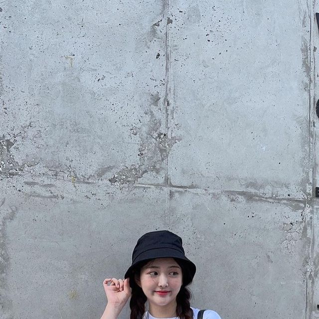 윰찌 on Instagram: "#협찬 안녕하세윰💚 오늘은 #세인트페인 #오버핏티셔츠 랑 카고팬츠입었어여!✨ 주말동안 날씨가 좋은데 소올찍히 주말 is 뭔들 다 좋네여🫢🤍💚 ✏️ 𝐋𝐨𝐨𝐤 𝐈