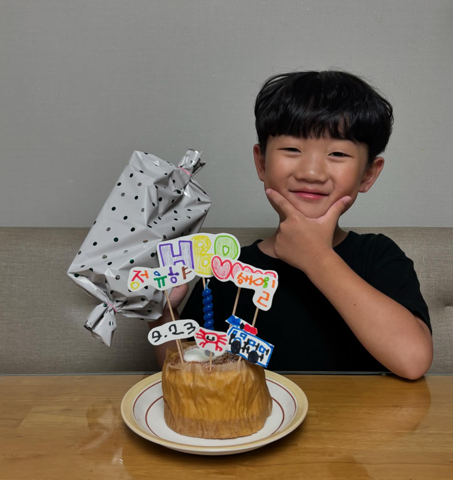 Happy 6th birthday🎂🧡
9일동안 치루던 열 전쟁이 유하생일에 드디어 끝났다.
병원4곳과 약국6곳 투어로 남들은 진작 끝난 추석연휴가
우리는 이제야 끝난 느낌 ㅠㅠㅠ 정말 고생많았다우리ㅠㅠ
엄마소원은 건강하기야ㅠㅠㅠㅠㅠ🤍🤍