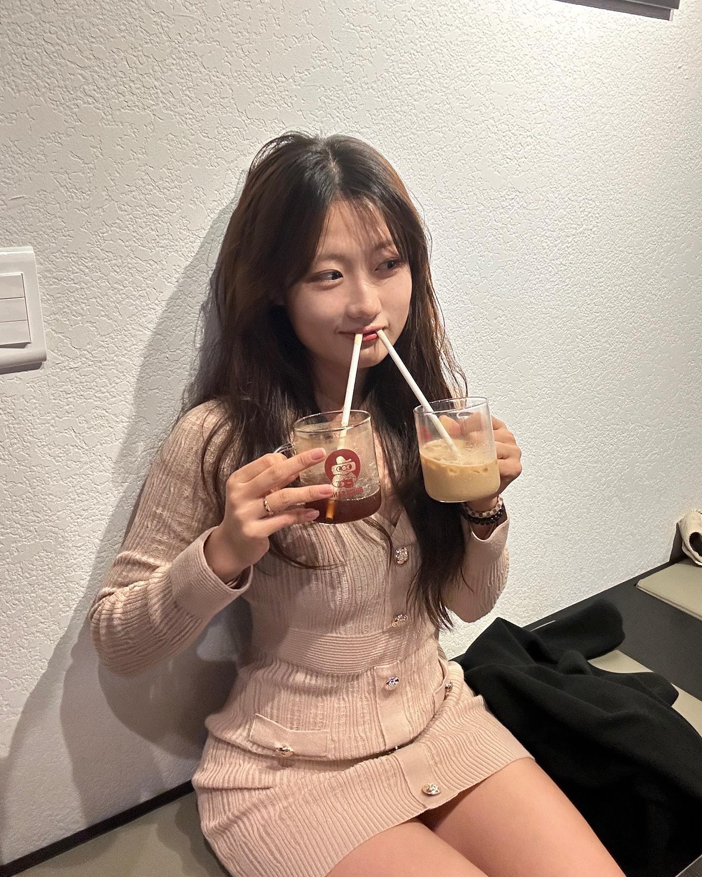 삼청동 나들이~~ 부츠신고 만육천보 걸은 날

안국 서촌 북촌 시청 머 다 찍고 돌아다닌 날
배부르면 못 걷겠는데 즉당히 빈속으로 가볍게 걷구 
이쁜곳에서 이쁜거 먹으려다

 싸다김밥가서 비빔밥 떡만두국 라면 김뱝 야무지게 먹어치웠당  너무맛있자너;;

헬스장 다시 출석중인데 주 3회가 우선 목표 ㅎㅎ