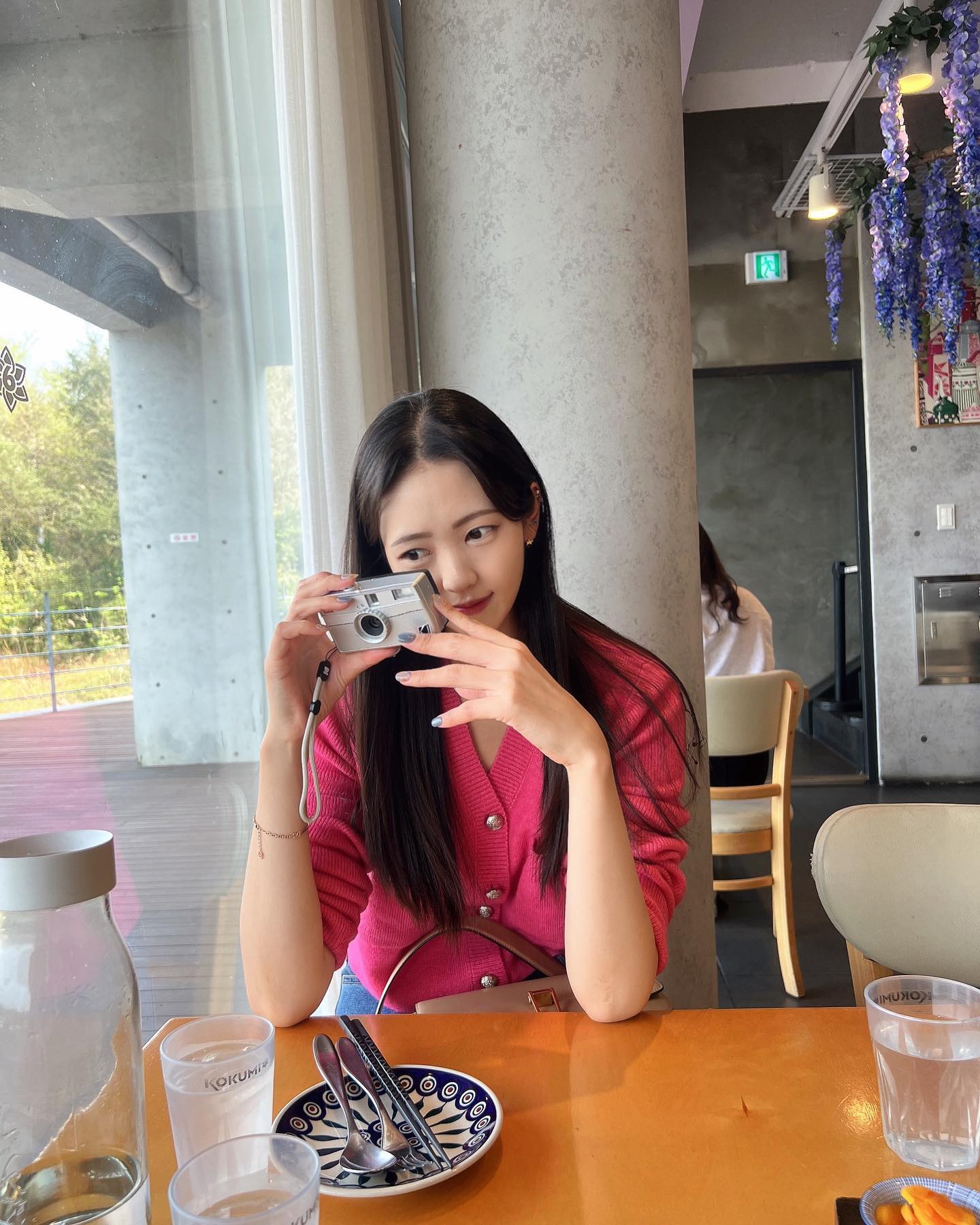 🩶코닥 H35 필름 카메라🩶

✔️하프 카메라!
 (36장 필름을 72개로 나눌 수 있어서 가성비!)->필름값 SAVE!!!

✔️플라스틱 렌즈 ❌
 유리렌즈⭕️ —>해상도 up!!

✔️스타필터 추가로 반짝이는 효과까지!👀👍

#협찬 #코닥 #카메라 #하프카메라 #필름카메라 #h35n #20대 #kodak #다회용카메라 #코닥h35n #코닥필름카메라 #코닥필름 #코닥공식몰 #필름 #코닥하프카메라 #halfcamera #kodakh35n #코닥카메라 #필카 #y2k #아날로그 kodak_mall #selfie #selstagram #얼스타그램 #daily #memesdaily #dailylook #model #좋반 #좋아요반사