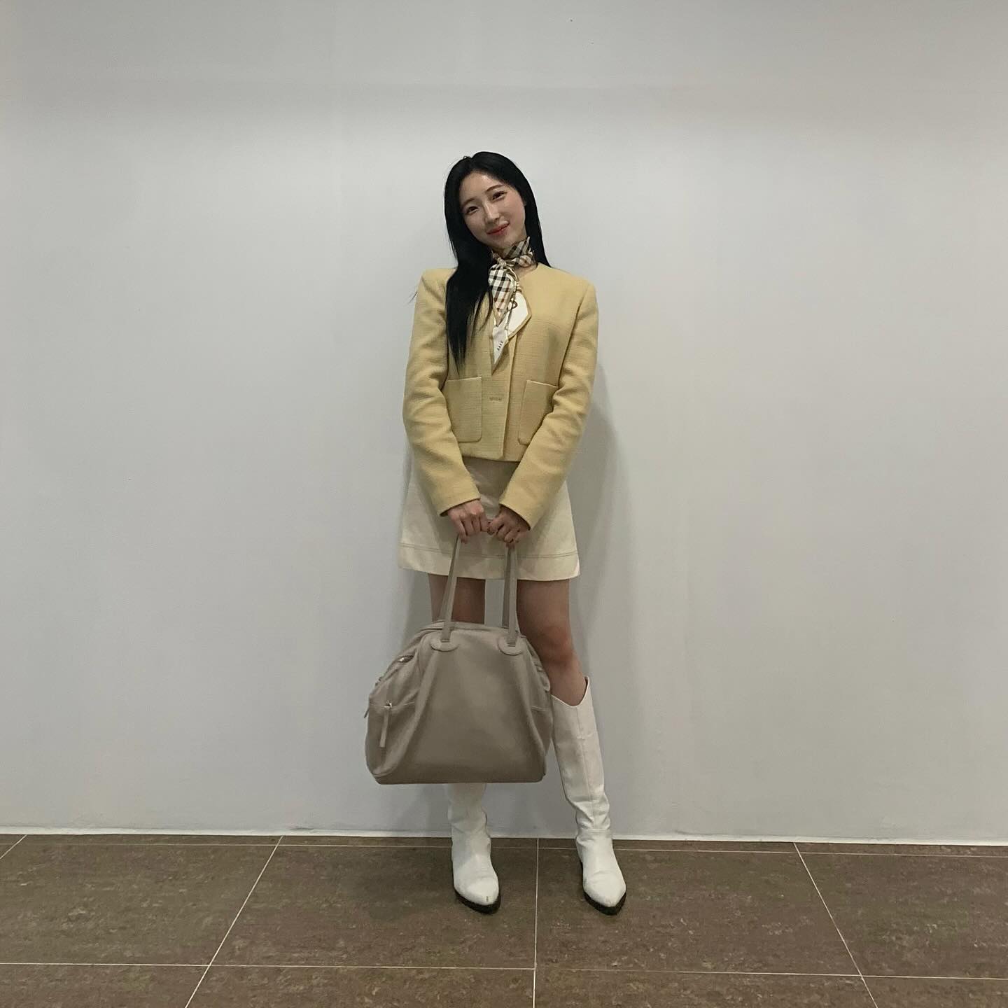 #협찬
개나리,산수유!! 그리고 트위드 자켓까지!!!!🌼

사람들의 가벼워진 옷차림만 봐도 
기분이 산뜻해지는 저예요..🎶

완전히 봄이 온 따듯한 날씨에
예쁜 트위드 입고 봄나들이 어떠신가요?

벌써 천안에는 벚꽃이 피었네요✨

#드로우핏 #벚꽃 #봄코디 #여자봄코디 #데일리룩