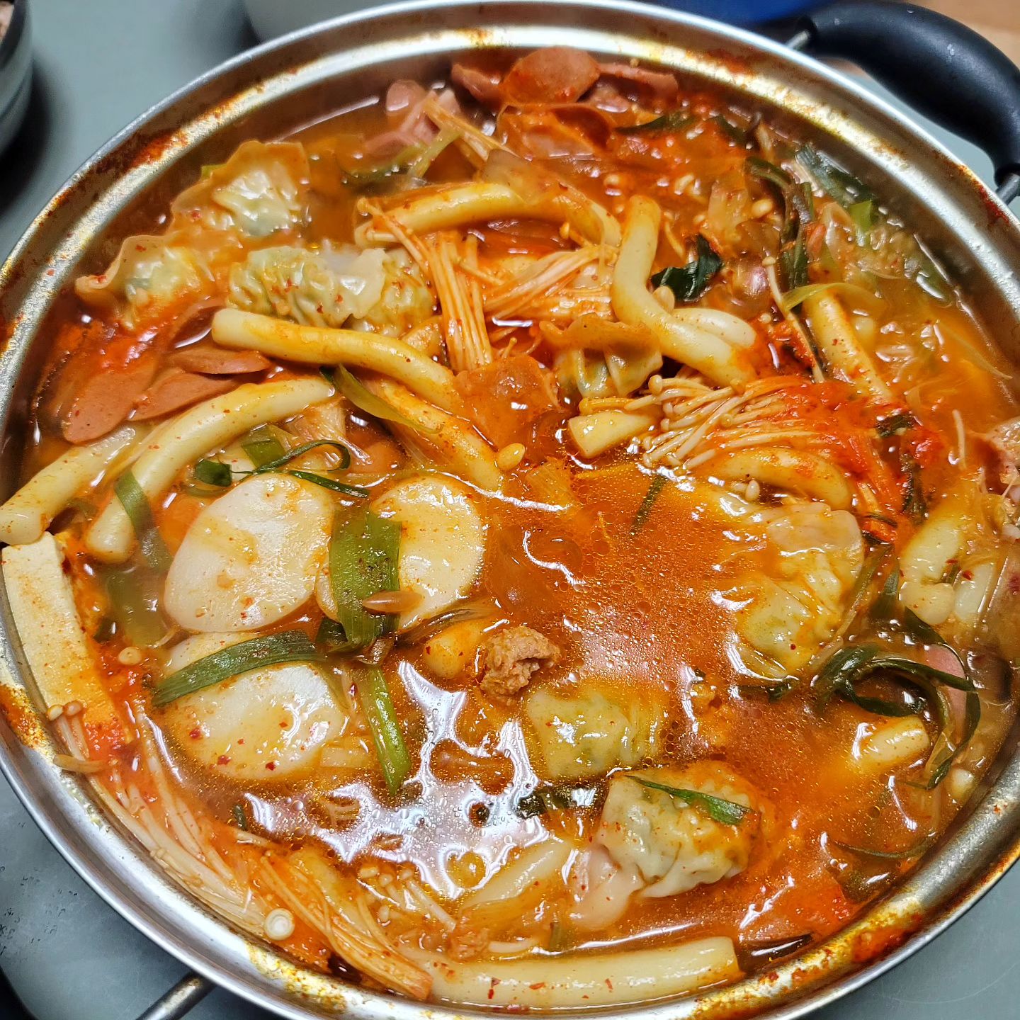 개맛있는데 개맛없어보이넼ㅋㅋㅋㅋㅋㅋㅋㅋㅋㅋㅋ
끓여 먹어야한다는 번거로움이 있지만 가성비 지려부리는 땅스부대찌개
.
#부대찌개맛집 #부대찌개밀키트 #밀키트추천 #땅스부대찌개 #부대찌개추천 #집밥메뉴 #집밥메뉴추천 #한식밥상 #집밥그램 #먹스타그램맞팔환영