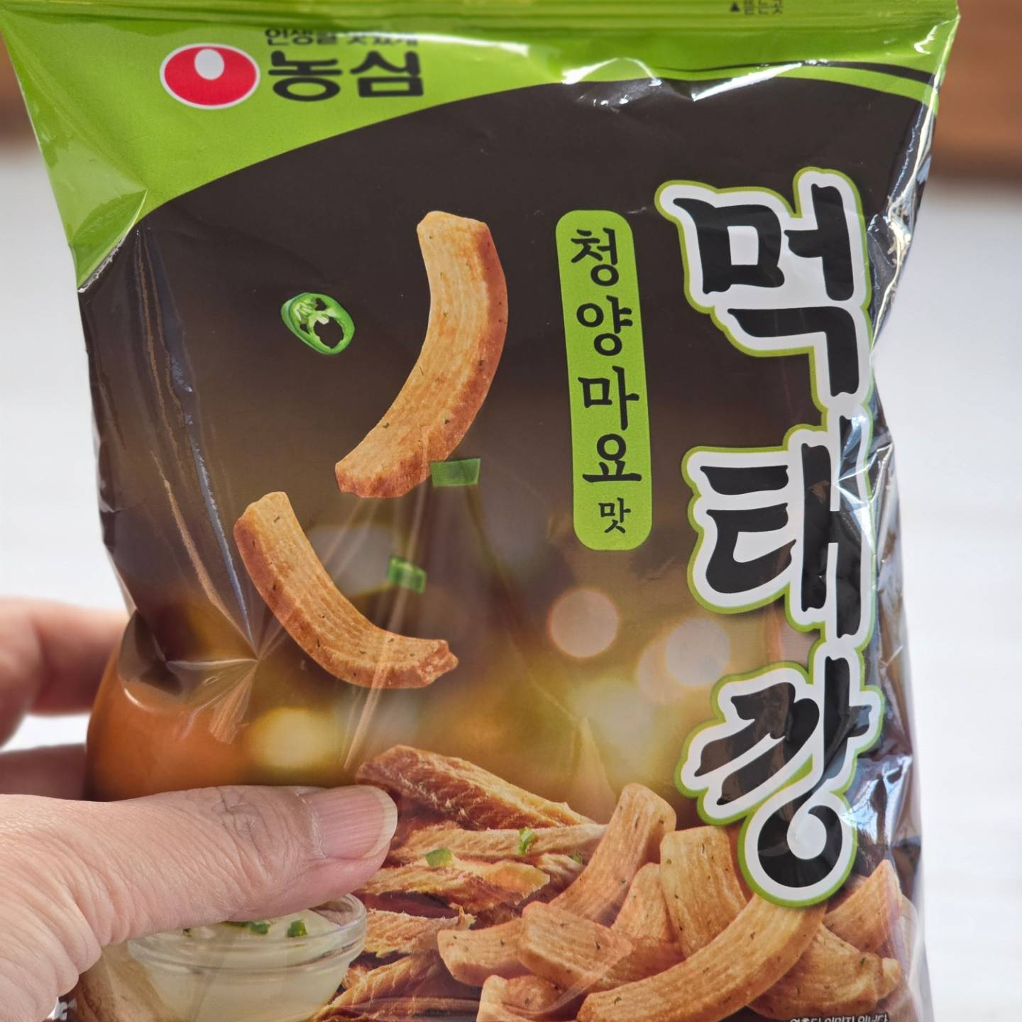 .
.
.

지인에게 받은 농심 먹태깡
먹태맛인지 잘은 모르겠지만 살짝 매콤하고 바삭함이 더 있고 가벼운 느낌이다
일부러 사먹지는 않겠지만 공짜는 좋음^^