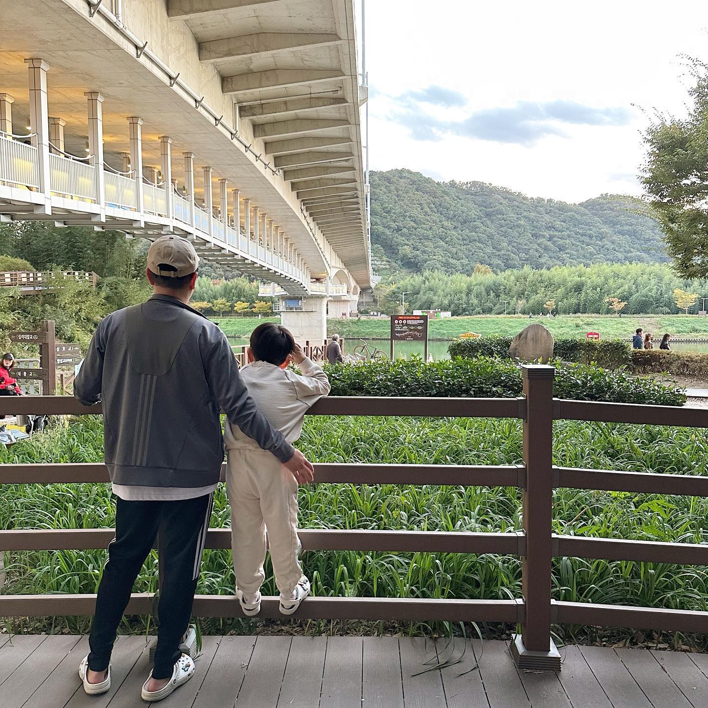 🍒
아빠가 제일 좋다는 동연이☺️
초등학교 가서도 그러는지 보쟈🙃

.
#아빠와아들❤️
