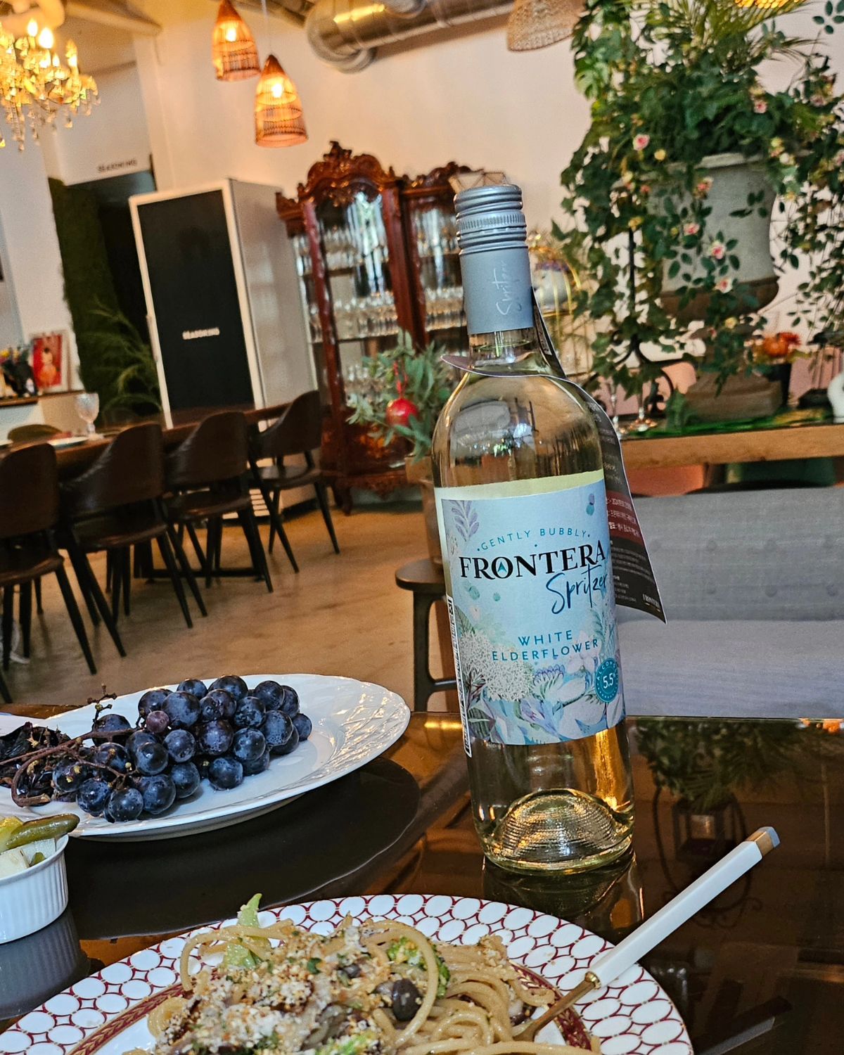 #협찬 더울 땐 역시 시원한 #스파클링와인 🥂

기분 좋은 버블에 부드러운 아로마~
저칼로리 저도주로 저에게 딱!

알리오올리오랑 너무 잘 어울리는😋
seasoning_seorae #와인콜키지 해서 먹었어용

'세계에서 가장 영향력 있는 와인 브랜드 8위’에 선정된
프론테라는 퀄리티 좋은 데일리 와인으로 딱이에요👍🏻
(출처: World's Most Admired Wine Brands 2017~2023)

맛 좋은 와인도 마시고🍷 #그래미어워드 시상식도 가요~
9월까지 응모 가능하니 꼭 이벤트 참여해보세요🎉

🛒홈플러스, CU, GS25, 이마트24, 올리브영

finestwinecommunity
fronterawines
recordingacademy

#프론테라스프릿쳐화이트엘더플라워 #편의점와인 #올리브영 #이마트24와인 #CU와인