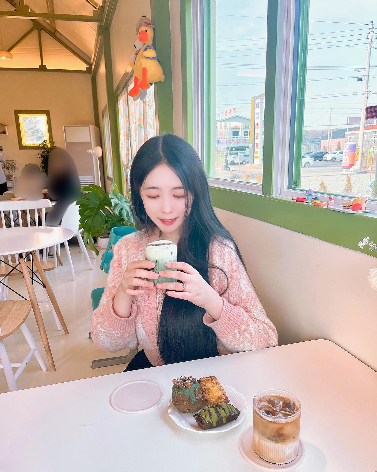 #그린루프 #협찬 

나들이가는길 둔포카페 들리게 되었는데 아담하고 예쁜곳에
쑥으로 만든 시그니처 메뉴들이 있는곳이더라구요✨

처음엔 별기대없이 먹었는데
쑥이 이렇게 달짝찌근할 수 가 있나?😆
몸에 좋고 여자한테 좋은쑥!!
요렇게 맛있게 먹으니 계속 먹고 시퍼영😋😋😋

인테리어도 분위기있고 소품도 넘 귀염귀염💕
뒷마당에 테라스도 준비되어있어서
날씨 좋은날은 밖에서 먹어도 너무 좋을듯시포요🥰

#둔포카페 #아산카페추천 #아산카페 #아산데이트 #천안아산카페 #둔포나들이 #봄나들이 #카페탐방 #일상 #셀스카그램 #셀피 #크리에이터 #디자이너 #모델 #블로거 #오오티디 #좋반 #선팔 #좋반 #팔로우 #팔로워 #팔로잉 #반사 #맞팔 #좋아요 #소통 #flowers