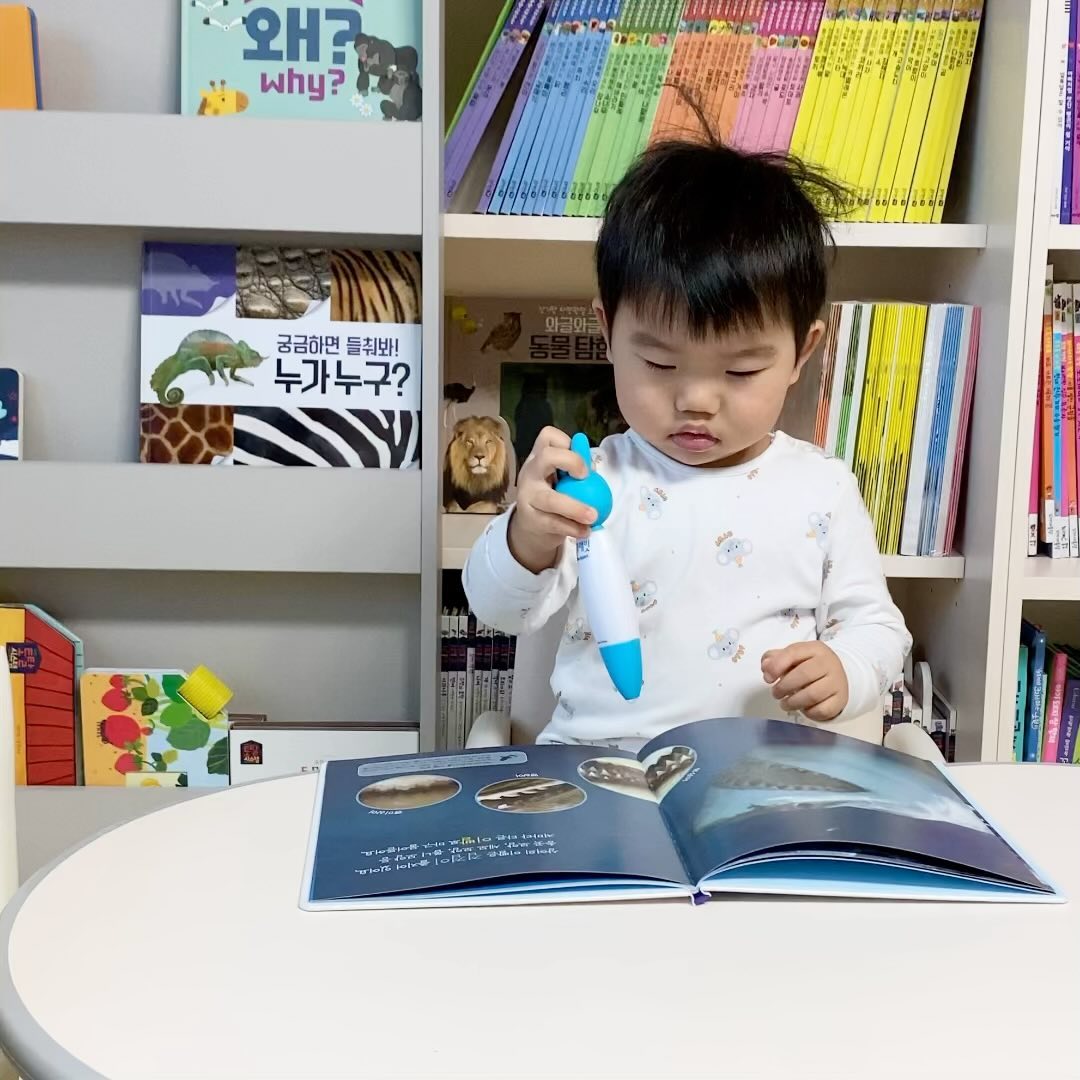 #광고 - 🩵 
bluerabbit_official_korea 

한 살 더 먹었다고 이제 토끼펜도 혼자 척척 !

자연관찰책은 호불호가 있대서
전집들이기 전 조금 걱정했는데,
눈 뜨자마자 책으로 달려갈 정도로
깨동이는 너무 좋아한다 ^.^

특히 요즘 꽂혀있는 건
고래와 상어류.
늘 제일 처음 뻗는 책이 상어라는 ㅎㅎㅎ
계속해서 읽어주다보니
덕분에 엄마도 상어박사가 되어가고 있다😇

#21개월아기
#깨동엉님 은 공부 중
#깨동21개월 기록