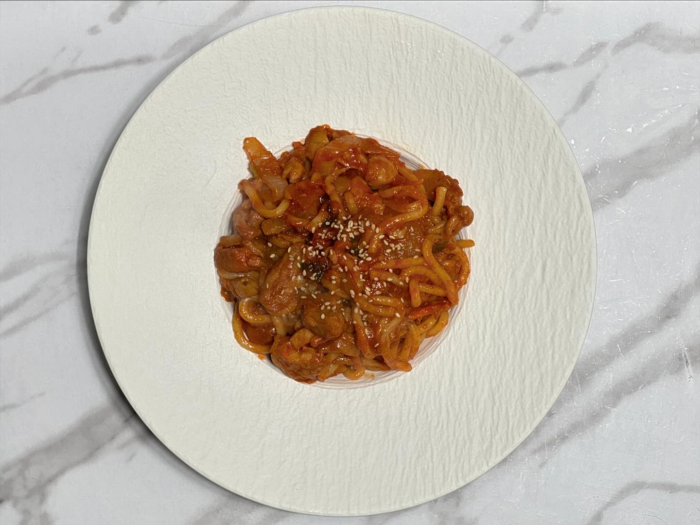 #❤️ .
돈 없어도 행복한 맛🍽️

📋MENU📋
 홈플러스 시그니처 홈 밀 나혼자 우동사리 닭갈비 7,990₩ > 3,790₩

 너무나 많이 오른 물가에 혼자 벌어 먹고 사는 입은 하나지만 양은 4인인 자취생에게 식비 절약은 굉장히 어려운 일이다.
 그래도 아낄 수 있는건 아끼며 행복하게 먹고 살기 위해 노력하는 사람으로서 몇가지 소소한 절약 팁들이 있다.

 그 중 하나가 너무 즐겁고 또 행복한 마트 마감런(?) 마트가 문을 닫기 직전엔 신선식품, 유통기한이 짧은 제품들을 아주 큰 폭으로 세일을 진행하는데 그 때 저렴한 가격에 득템이 가능하다.

 홈플에서 업어온 나혼자 우동사리 닭갈비 밀키트는 닭갈비 덕후인 내가 지나칠 수 없는 선택이었다.
 닭고기의 양도 꽤나 되고 채소도 다양하게 들어있어 닭갈비의 맛도 살리고 우동사리로 포만감까지 챙겼다.

 4천원도 안되는 돈으로 행복한 식사!
.
.
.
.
.
#닭갈비 #닭갈비만들기 #닭갈비밀키트 #닭갈비레시피 #자취생 #자취요리 #자취생요리 #자취꿀팁 #홈플러스 #홈플러스밀키트 #밀키트 #밀키트추천 #가성비밀키트 #홈플밀키트 #닭갈비우동 #우동사리닭갈비 #자취스타그램 #먹스타 #맛스타그램 #맛집스타그램 #요리스타그램 #사진 #절약 #절약꿀팁 #마트세일 #간편요리 #요리꿀팁 #🍽️ 

#ezc_요리_한식