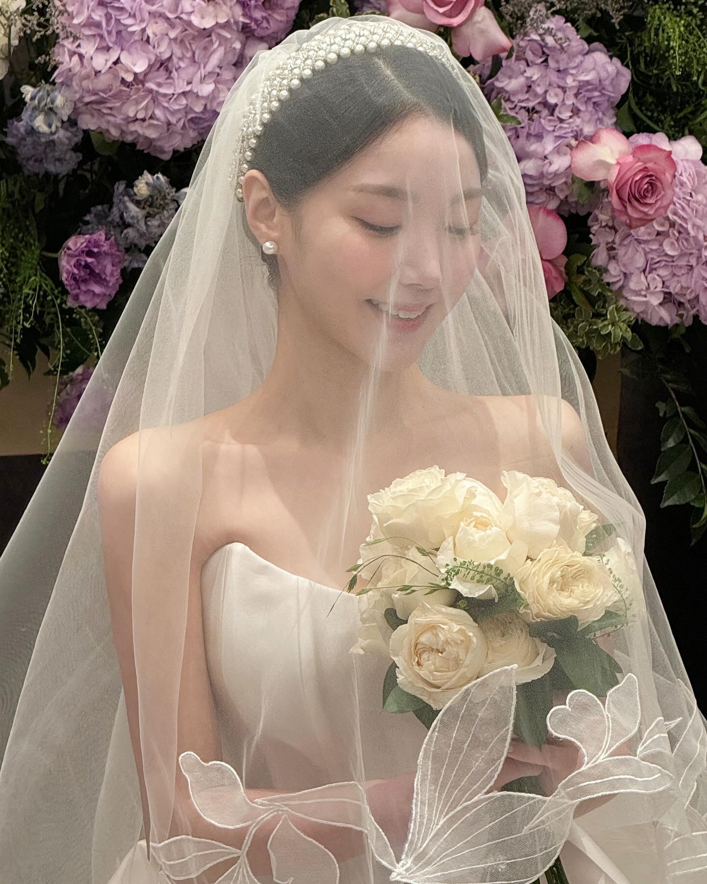플라워 미팅 때 말씀드렸던 것보다 더 예쁘게 꾸며주셨던 신부대기실💜🩷
그리고 예쁜 사진 남겨주신 울 플래너님 최구….🫶🏻🤍

Flower: dumbul_universe 
Venue: onoma_wedding 
👩🏻‍💻: hyeminlish plan.moodni 
👗🤍: fridabridal_official
💄: byj_make 
📸: studio_kama 
🎥: the_grace_movie