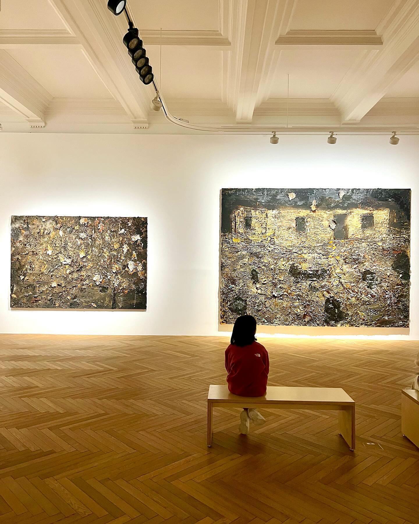 <안젤름 키퍼(Anselm Kiefer) : 가을 Herbst> 展

기간 : 23.09.08 - 24.01.31
장소 : 대전 헤레디움(heredium)

‘예술은 폐허에서도 살아남으리라(L’art survivra à ses ruines)’

안젤름 키퍼(Anselm Kiefer, 1945년 3월 8일, 독일 도나우에싱겐 ~ )는 1945년생으로 2차세계대전에 태어났고, 전후(戰後)독일에서 유년시절을 보냈다. 그가 태어나던 날, 그의 집이 폭격을 받아 전부 부서졌다는데, 그래서인지 키퍼의 그림에서 '폐허'가 자주 등장한다. 다만 그는 폐허 속에서도 한 줄기의 빛을 그려넣는 작가인데, 폐허가 되었다는건 곧 그 안에 누구라도 새로 발걸음을 할 수 있다는 걸 의미한다.

실제로 키퍼는 폐허를 매입하여 작업실로 사용하고 있다고 하니 본인의 가치관과 예술관을 실천으로 가장 잘 옮기는 작가 중 한 명이 아닐까 싶다. 

그는 자신의 나라인 독일 근현대사에 대해 조명하고 이해하려는 시도가 돋보이는데, 독일의 역사, 문화, 나치시대와 홀로코스트(Holocaust: 제2차 세계대전 중 나치 독일이 자행한 유대인 대학살)를 주제로 다루었다.

그는 작품들에서 실제 역사 속 장소와 인물들의 이름을 다루어왔다. 그가 작품의 재료로 이용하는 모래, 밀짚, 나무, 재, 흙, 진흙, 납 같은 물질들은 홀로코스트의 유골과 전후 폐허가 된 독일의 상황, 그리고 그에 따른 도덕적 부패와 결국에는 정신의 갱생으로 귀결되는 일련의 과정들을 반영한다.

안젤름 키퍼는 전후(戰後)미술사에서 중요한 작가로 손꼽힌다. 그는 뉴욕 메트로폴리탄미술관, 런던 왕립예술원, 파리 퐁피두센터 등 세계적인 미술관에서 개인전과 단체전을 열었을 뿐 아니라, 현존하는 작가임에도 2007년 프랑스 루브르 박물관에 작품 영구 설치가 되었다. 

이번 전시에서는 안젤름 키퍼의 작품 18점을 공개했다. 키퍼가 시인 라이너 마리아 릴케(R. M. Rilke, 1875~1926)로부터 영감을 얻어 제작한 작품으로, 릴케의 '가을날'(Herbsttag, 1902), '가을'(Herbst, 1906)’, 그리고 '가을의 마지막'(Ende des Herbstes, 1920) 등 시 3편이 작품을 관통하는 중심이 된다. 

전시회가 열리는 대전 '헤레디움'은 일제강점기 경제 수탈을 위해 세워진 동양척식주식회사 대전지점 건물을 복원한 복합문화공간이다. 장소성 자체가 키퍼의 작업 철학과 맞닿아있었다. 

소유진님의 도슨트가 돋보였던, 핸드폰 앱을 통해서 오디오가이드를 이용할 수 있어 어른들 뿐 아니라 아이들도 작품에 대한 이해가 수월했다. 

#안젤름키퍼 #헤레디움 #전시회추천 #대전나들이 #아이와전시회 #미술이야기 #백희