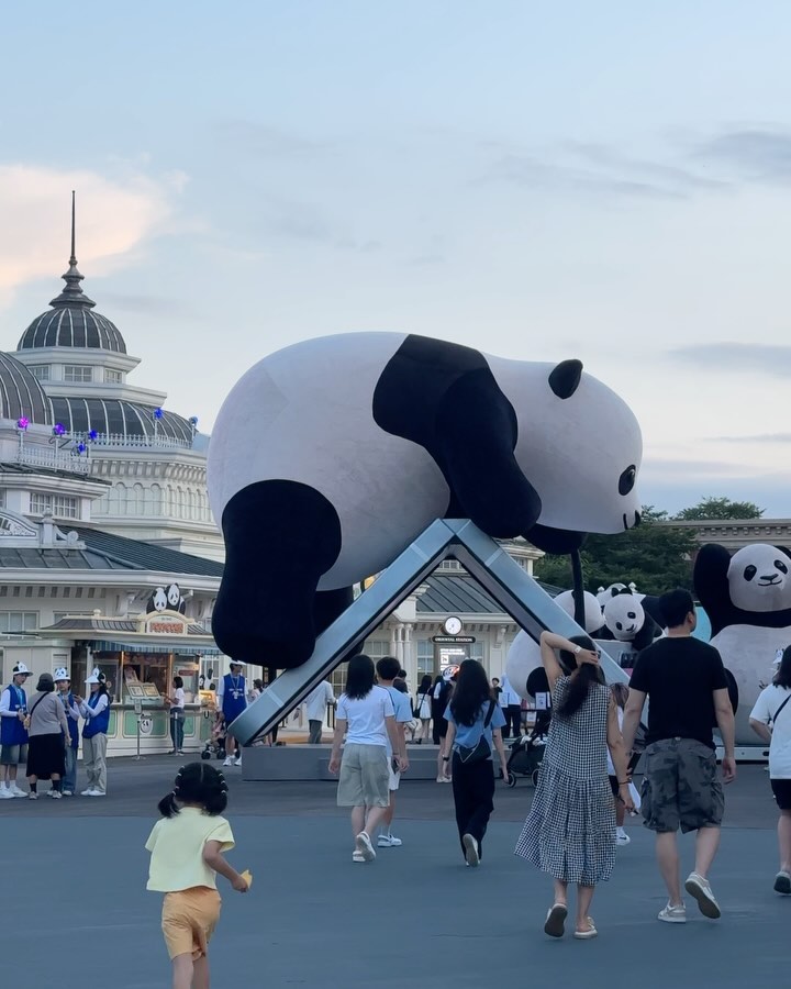 ◠‿◠

하원후 만만한데가 에버랜드가 되버렸다..
어제는 썬더폴스만 예나랑 타보는게 메인이였는데
갤럭시이벤트에 홀려 사진도 찍어주고 편집해주고
바오패밀리 생일카드꾸미기 인화도 해주고
썬캡도 주고 한다🐼🐼

#하원후일상 
#에버랜드