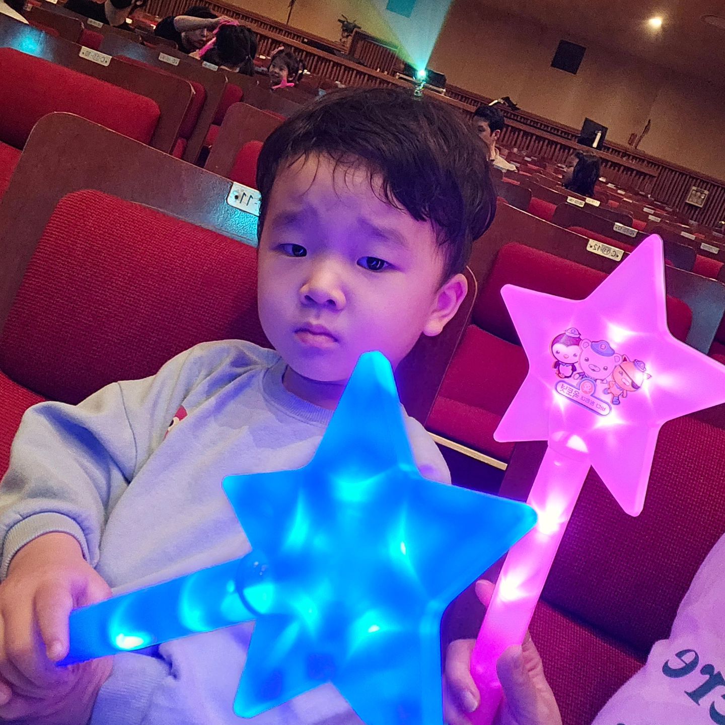육토넛🐙
뮤지컬 볼 때마다 긴장하는편ㅋㅋㅋ
기여웡ㅋㅋㅋㅋㅋ

같이안간 이경이는 별봉 선물ㅋㅋㅋㅋㅋ

#45개월 #5살  #17개월 #3살 #어린이 #아기 #투샷 #남매샷 #남매
#부산온천장  #부산동래  #동믈원  #진양호동물원 #
#육아 #육아맘 #육아소통 #육아일상 #소통 #소통환영