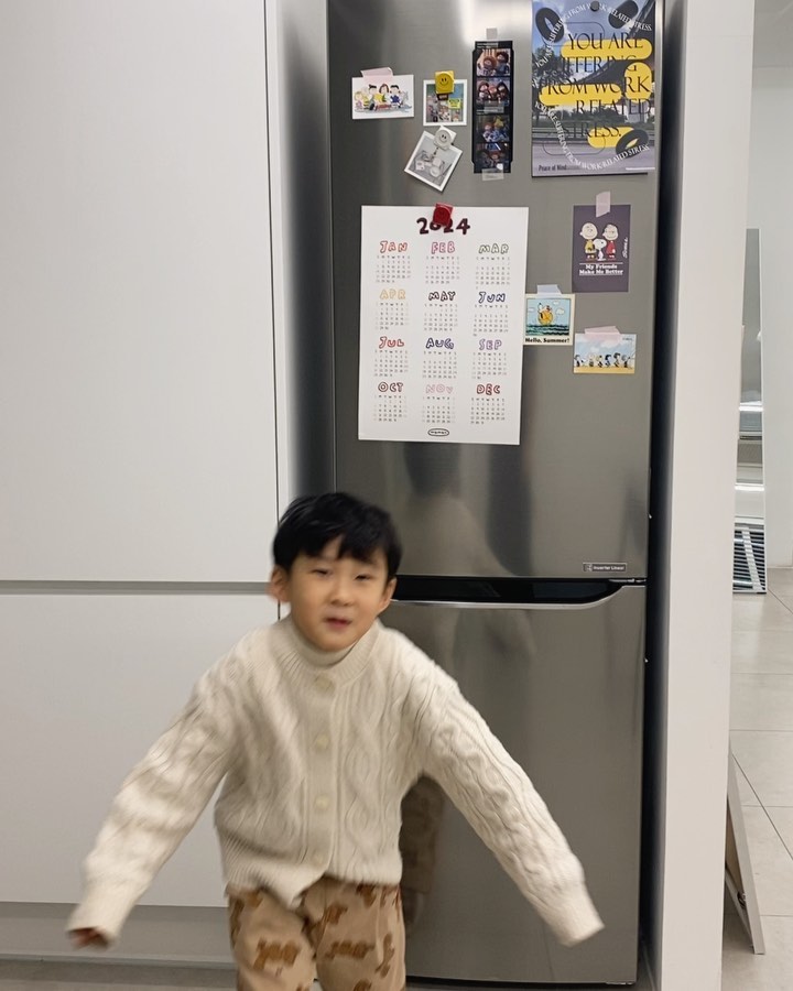 양볼가득 암냠먹는 정석봉떡
냉동실에 넣어두고 하원후 먹기 정말 좋아요.
하원하고 학원다녀온 날이면 현관들어서자마자 
배고파배고파 하는 아이들에게 가장 빨리 해줄 수 있는
양질의 간식 인것같아요❤️히히

정석봉떡 링크는 프로필에 이번주까지 열려있습니당❤️
현재 일본에 있는데 네트워크상태가 엉망이에요
댓글이벤트는 종료와 동시에 발표! 배송해드릴게요
그동안 늦지않게 주문주세용❤️