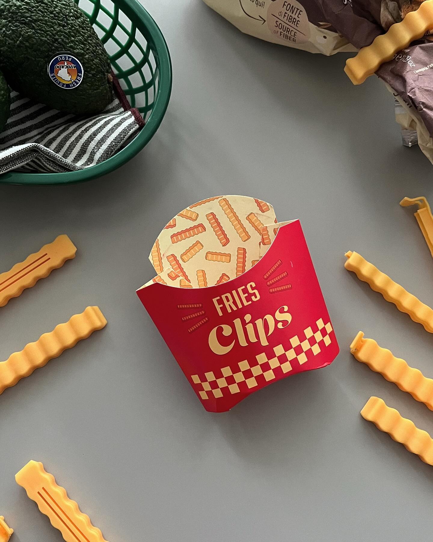 #협찬 #🍟

작고 귀여운 주방용 소품을 보면 지나치기 힘들다.
어린 시절부터 감자하면 자다가도 벌떡 일어나는 감자 덕후가 감자튀김 밀봉 집게 지나칠 수 없지.
자석이 붙는 곳이라면 어디에나 찰떡!

귀여운 감튀에 혹해서 구경하다 보니 예쁜 컬러의 바스켓까지 골라 담기 😁

에이블리에서 ’코지데일리‘를 검색하면 좀 더 저렴하게 귀엽고 힙한 소품을 만나볼 수 있어요 👌🏻

.
.
.
#코지데일리 #에이블리 #집게핀 #리본핀 #헤어악세사리 #악세사리 #키링 #왕리본 #꾸안꾸 #인테리어 #관종템 #인싸템 #갬성 #감성소품 #집꾸미기 #감성 #인스타 #틱톡 #릴스 #감자튀김 #스티커 #양말 #파우치 #다꾸 #책상꾸미기