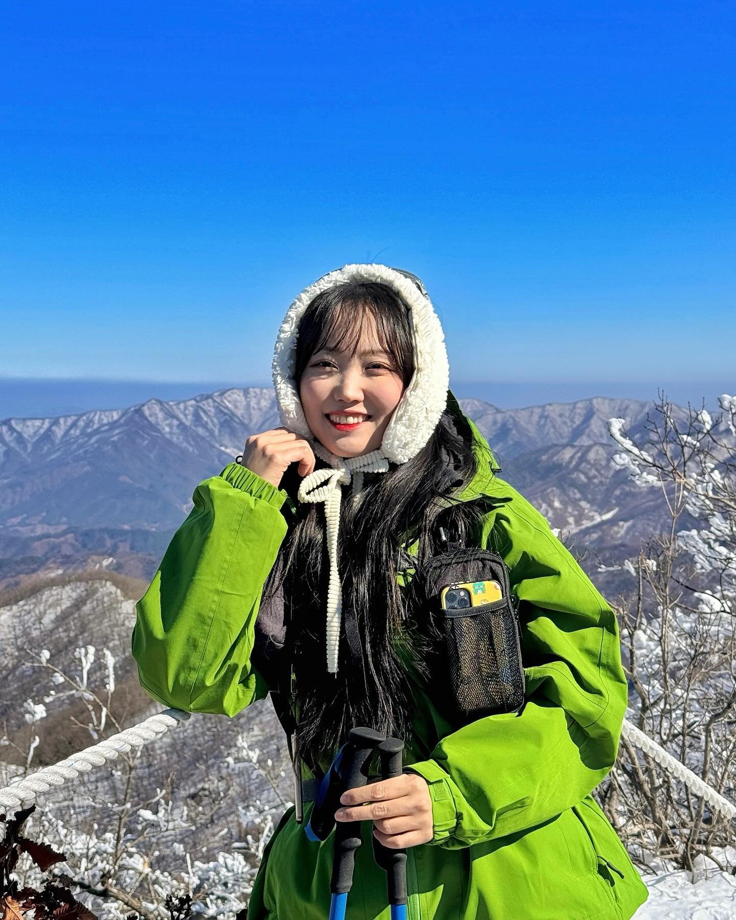 ❗️정보는 글 하단❗
✍️ 주저리
연휴 마지막날에 이쁜동생들이랑 연산 클리어!
근데 누가 쉽대,, 업힐 장난아니라고,, 컨디션도 사실 안좋았고,,
전날 등산을 해서 그런지 다리가 무지 무거웠다 ㅜㅠ 퉁퉁,,🥲
그리고 이제 제대로된 설산을 못보겠다 싶었는데 눈이 진짜 많았다!
접이식썰매 빼놓고 갔는데 개시 못한거 실화,,ㅎ 맨날 엉덩이 썰매,,
아! 하산해서 웡카릴스 급히 찍었는데,, 사실 나 웡카 안봄,,ㅋ
이번 달 안에 꼬옥 볼거야 우씌🫠

🗯️ 미담
물한리주차장쪽 신한천식당이 마을잔치때문에 휴무였는데,,
손님을 계속 보내기 미안하시다고 급히 요리해서 밥을 무료로 주셨다
곤드레밥,된장국,라면,술까지,, 이모님 너무 친절해요,,, 
남편분(?)이 이쁜 아가씨들이라고 몰래 고구마도 주심 헤헤 졸맛,,
버스이용객들 먹고 오라고 기사님이 배려해주셔서 늦출+배 든든!
저는 민주지산 다음에 또 안올 것 같아서 이렇게 소문내드립니다 ><
가서 많이 팔아주세요 ㅎㅅㅎ 짱 맛있음,, 나 두그릇 먹음ㅎ;

-

📍24.02.12(월) 방문

✅ 충북 영동 각호산-민주지산

⛳️ 코스
- 도마령>각호산 정상>대피소>민주지산 정상>계곡길(석기봉방향)>황룡사>물한계곡>물한리 주차장
- 약 8.2km / 약 4시간30분(10:50시작, 간식1회)

🚘 교통
- 이동 : 산악회 버스
- 주차 : 도마령주차장(새로 개설)

🌡️ 날씨
- 맑음
- 평균기온 1.8 / 평균풍속 0.8 / 운량 0 / 상대습도 64.8

🚽 화장실
- 도마령 화장실 : 폐쇄, 바로 옆 간이화장실(성별별로 2칸씩있는데 여자는 1칸폐쇄,, 상태 매우 안좋음, 불 안켜짐, 휴지&세면대X)
- 물한리 주차장 : 새 건물(넓고 깨끗, 휴지&세면대O)

⚠️ 팁
- 들머리 식당&편의점 없음 / 날머리 식당 2개정도 있음(황룡사 부근_주차장까지 10분거리)
- 물한계곡 주차장쪽 ”신한천식당“_사장님 인심, 맛 최고!)
- 각호산까지 계속되는 업힐+눈이 많아 처음부터 아이젠+스틱 추천
- 무인대피소 휴게공간만 제공

👕 착용
- 아크로알레도스 크리스탈&레드미러변색 스포츠 선글라스
- 트래블 체크 집업 후드 자켓 옐로우그린
- 컬럼비아 델타 릿지 후디드 자켓 블랙
- 파타고니아 우먼즈 R1 반집업 블랙
- 오스크바이크웨어 쉴드 V1 베이스레이어 긴팔 블랙
- 코오롱스포츠 울양말 베이지
- 네파 칸네토 트랙션 GTX 등산화 샌드
- 오스프리 하이클라이트 백팩 26L 블랙