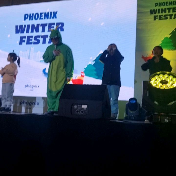 신나는 #휘닉스파크 에서 🎶⛷️📢
하얀눈 그리고 음악선물까지! 👍 👍 👍 
윈터페스타 한껏 후끈후끈 
야간스키타다말고
케이윌 라이브공연전 위밍업이벤트 ~
안무아는분들 무대위로 ~~사회자가 부르는데
저~뒤에 테이블서 밥먹다말고 추다가  눈에 띄어 무대위로 올라간 우리딸~ 😘🤩
진짜 잘춘다~~~쵝오닷 ㅋㅋ
눈에 띄는옆에 연두생의상 입으신분 제치고
상품받아서 햅삐~♡♡ #케이윌공연#휘닉스윈터페스타
#댄스스타그램#댄스이벤트당첨#멋지다우리딸#주말여행
#스키여행❄️☃⛷🎿❣