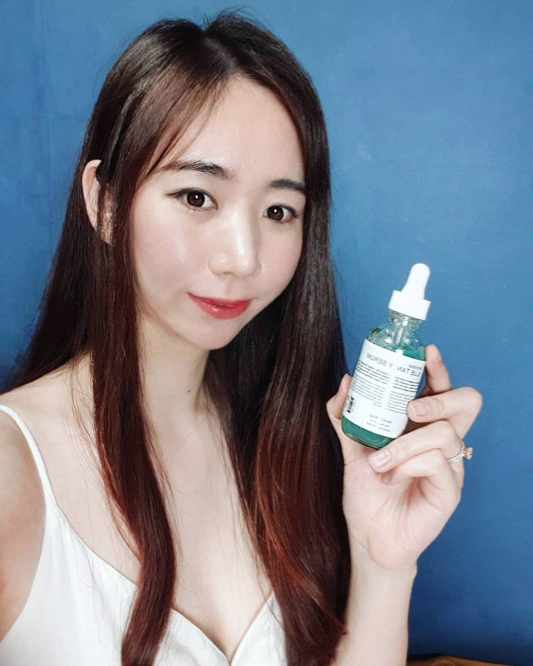 엉뚱 양총총🐰 on Instagram: “ㅡ 컬러 무슨일이야아 푸른 빛 도는게 영롱💎 에머랄드 푸른 빛의 미국산 #블루탄지세럼 모로코 블루 캐모마일과 라벤더꽃수,병풀잎수등으로 피부에 도포시